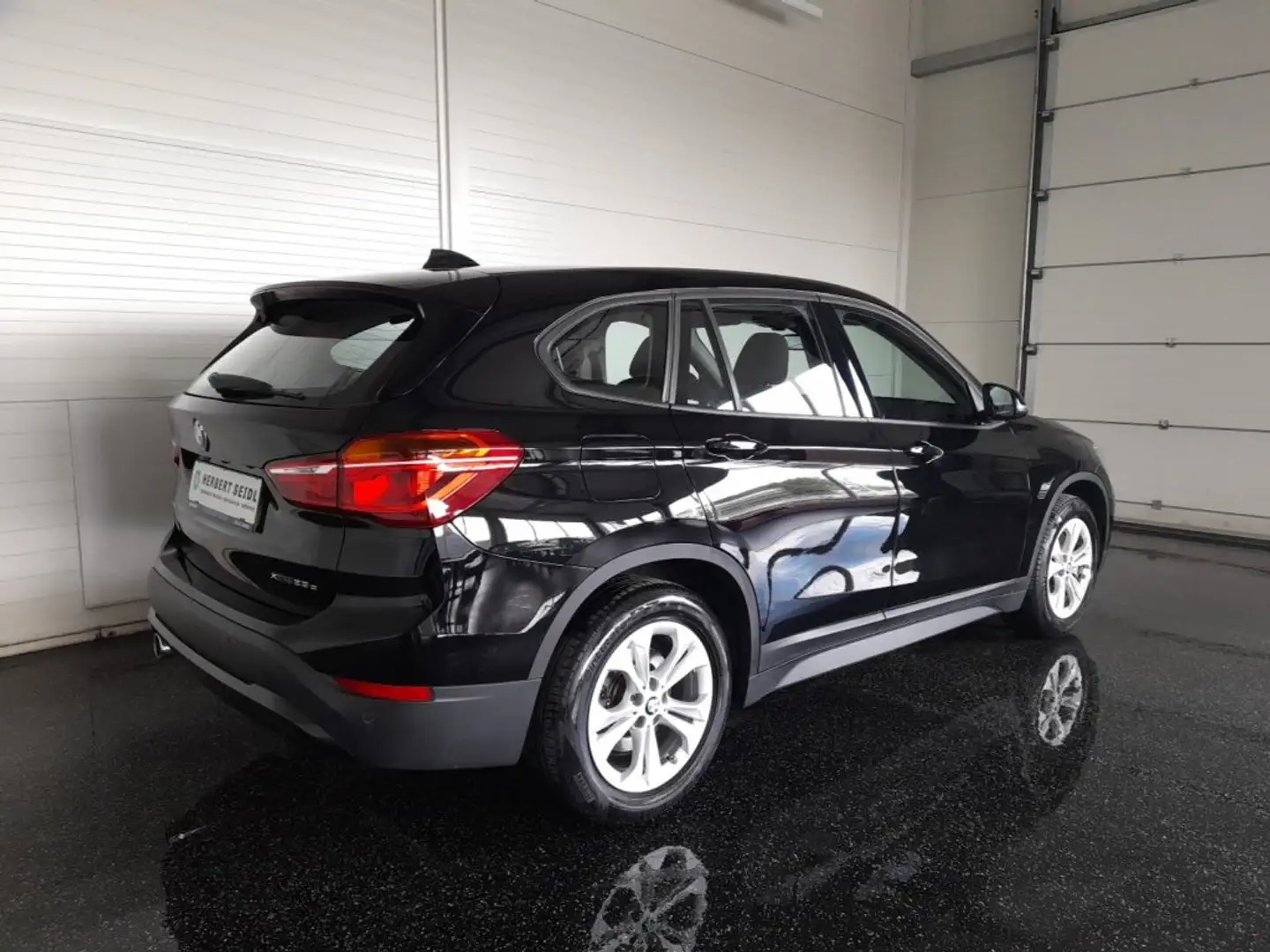 BMW X1 25e 4x4 PHEV Aut *DRIVING ASS. / NAVI / KAMERA / STANDHEIZUNG / 2-ZONEN-KLIMA / E-KLAPPE* Schwarz - 2