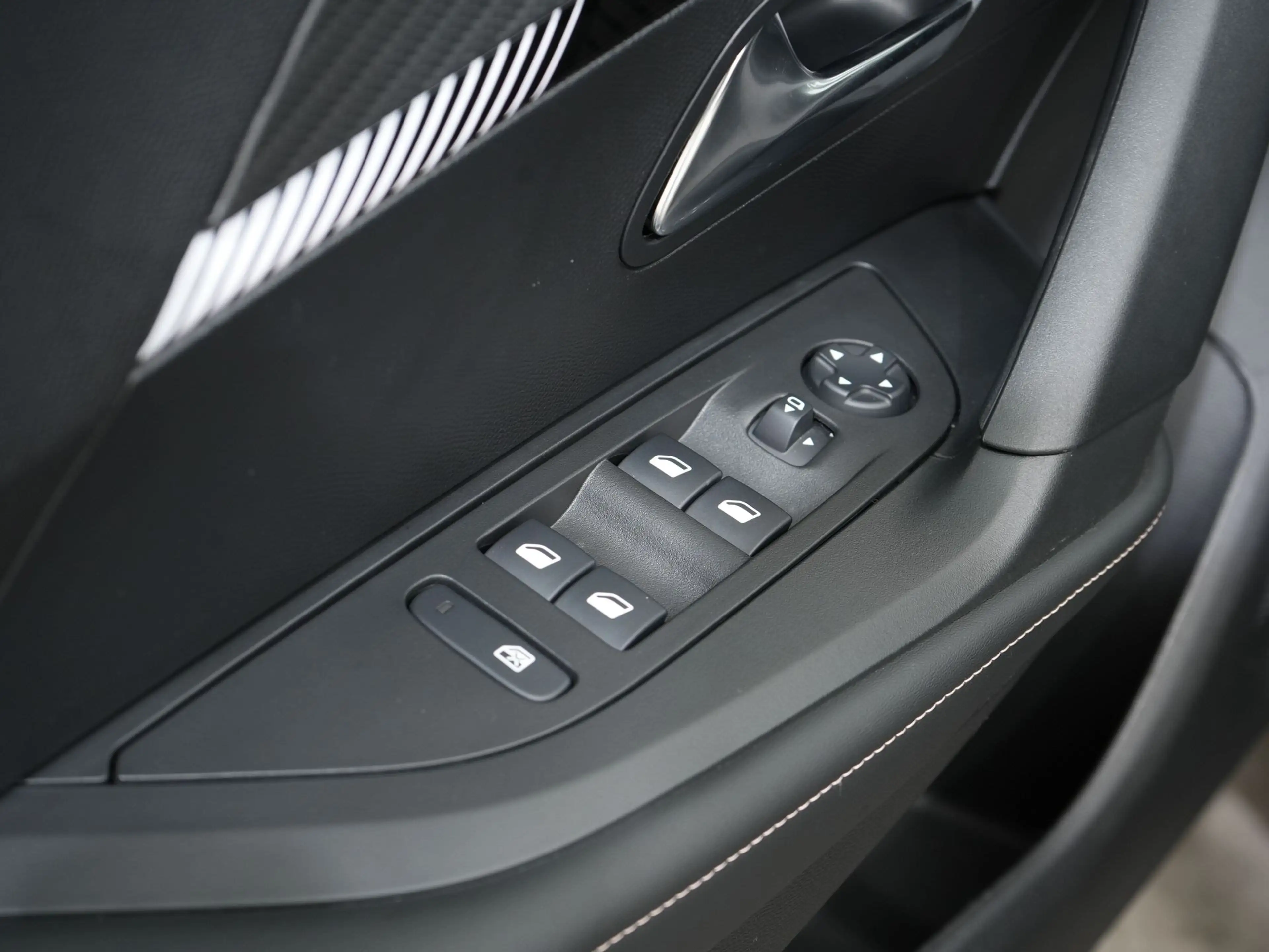 Peugeot 2008 1.2 HYBRID 145PK ALLURE E-DCS6 | Navi | Keyless | — photo 22
