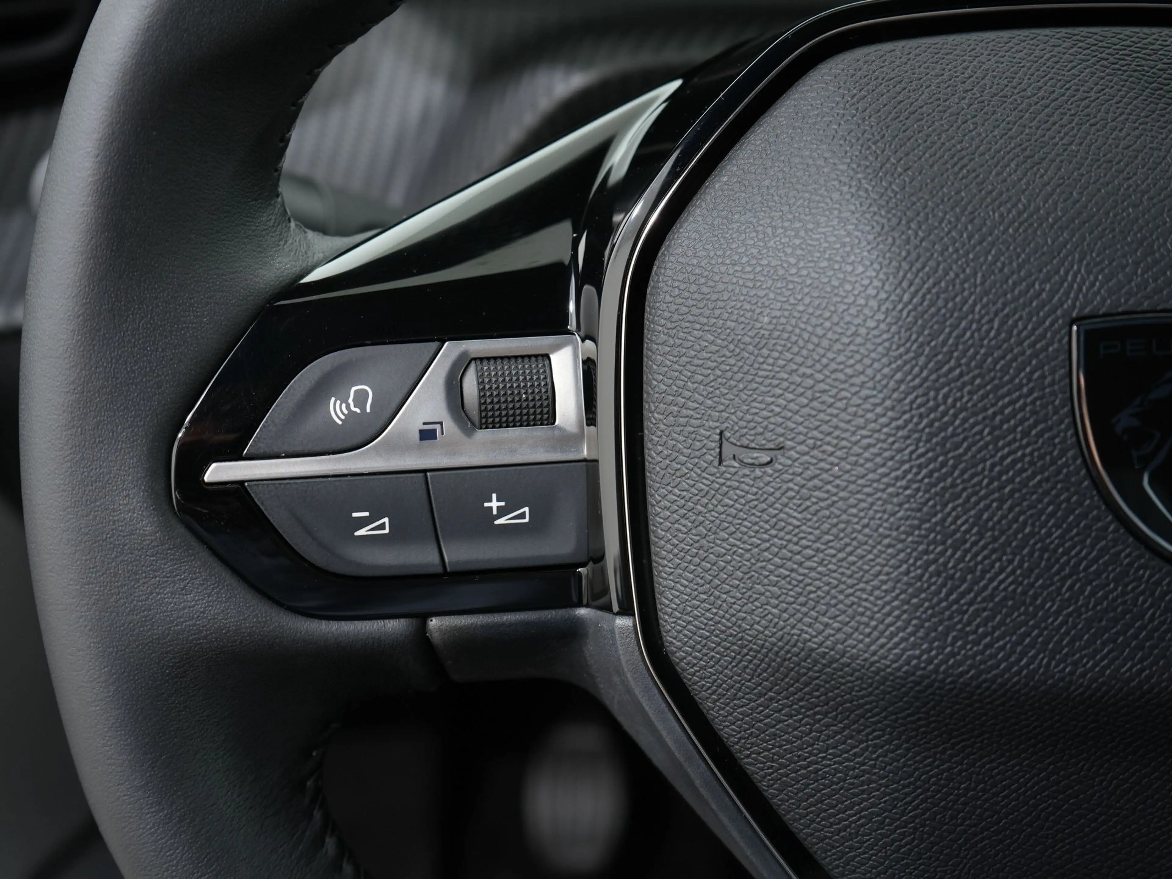 Peugeot 2008 1.2 HYBRID 145PK ALLURE E-DCS6 | Navi | Keyless | — photo 24