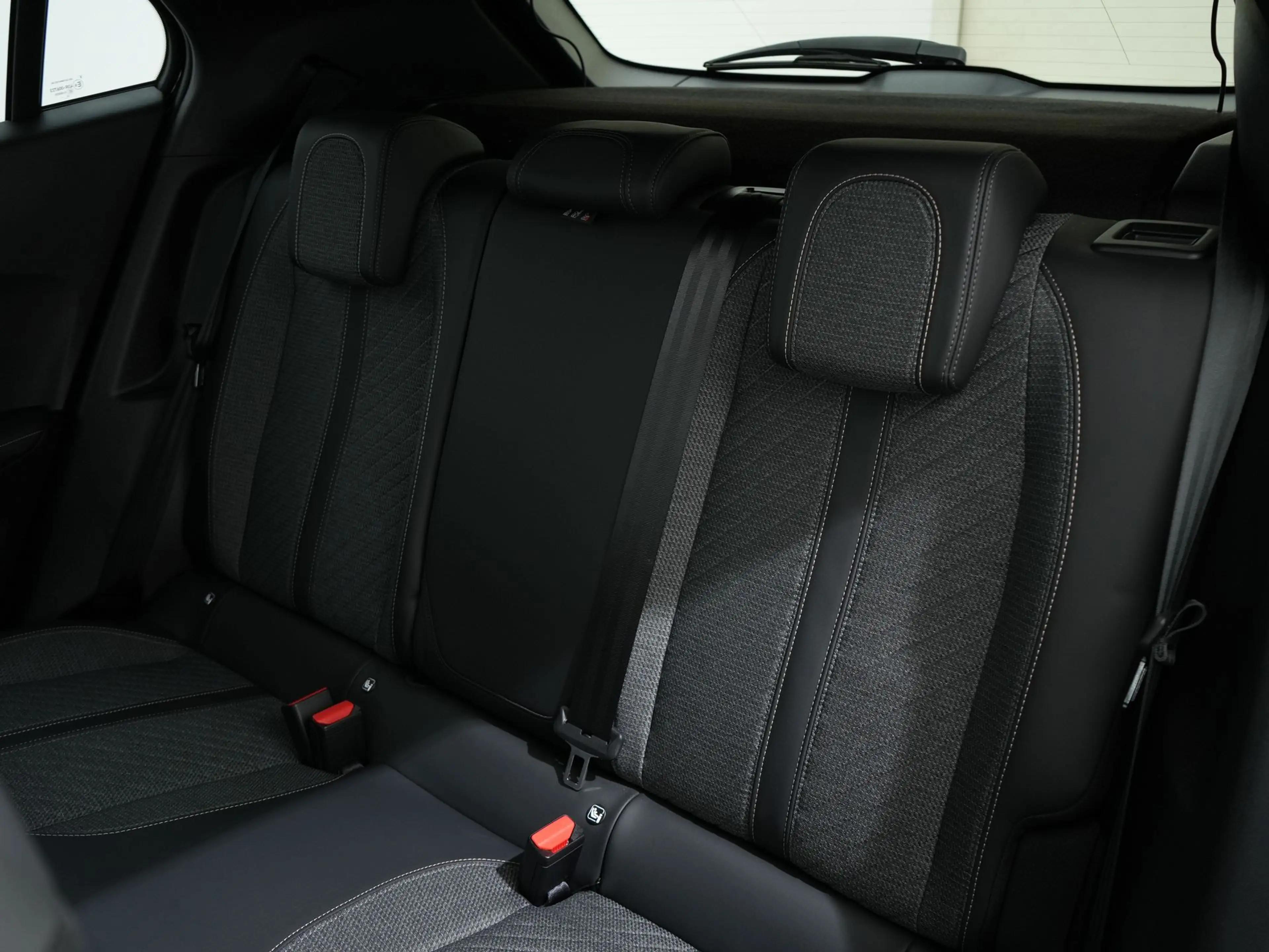 Peugeot 2008 1.2 HYBRID 145PK ALLURE E-DCS6 | Navi | Keyless | — photo 5