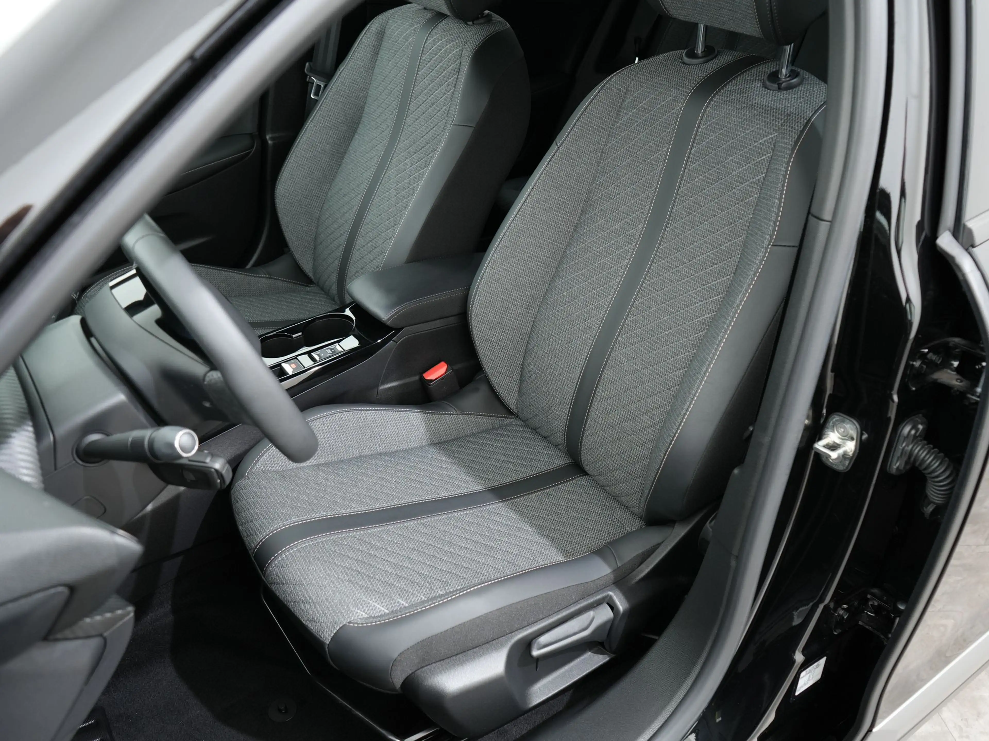 Peugeot 2008 1.2 HYBRID 145PK ALLURE E-DCS6 | Navi | Keyless | — photo 4