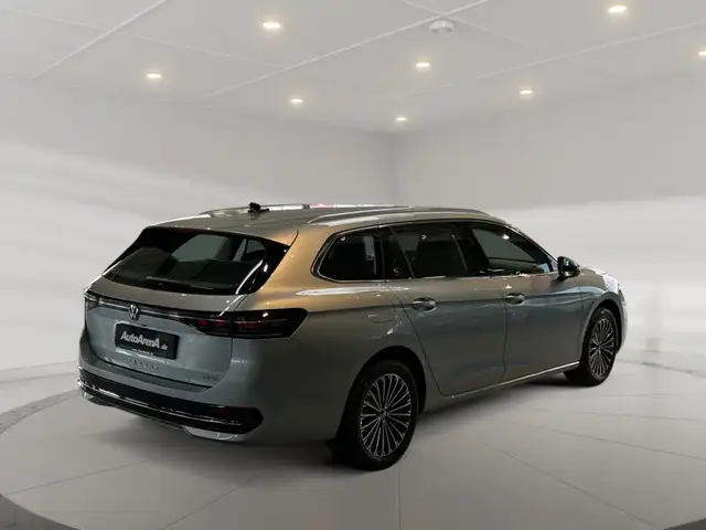 Volkswagen Passat view 4