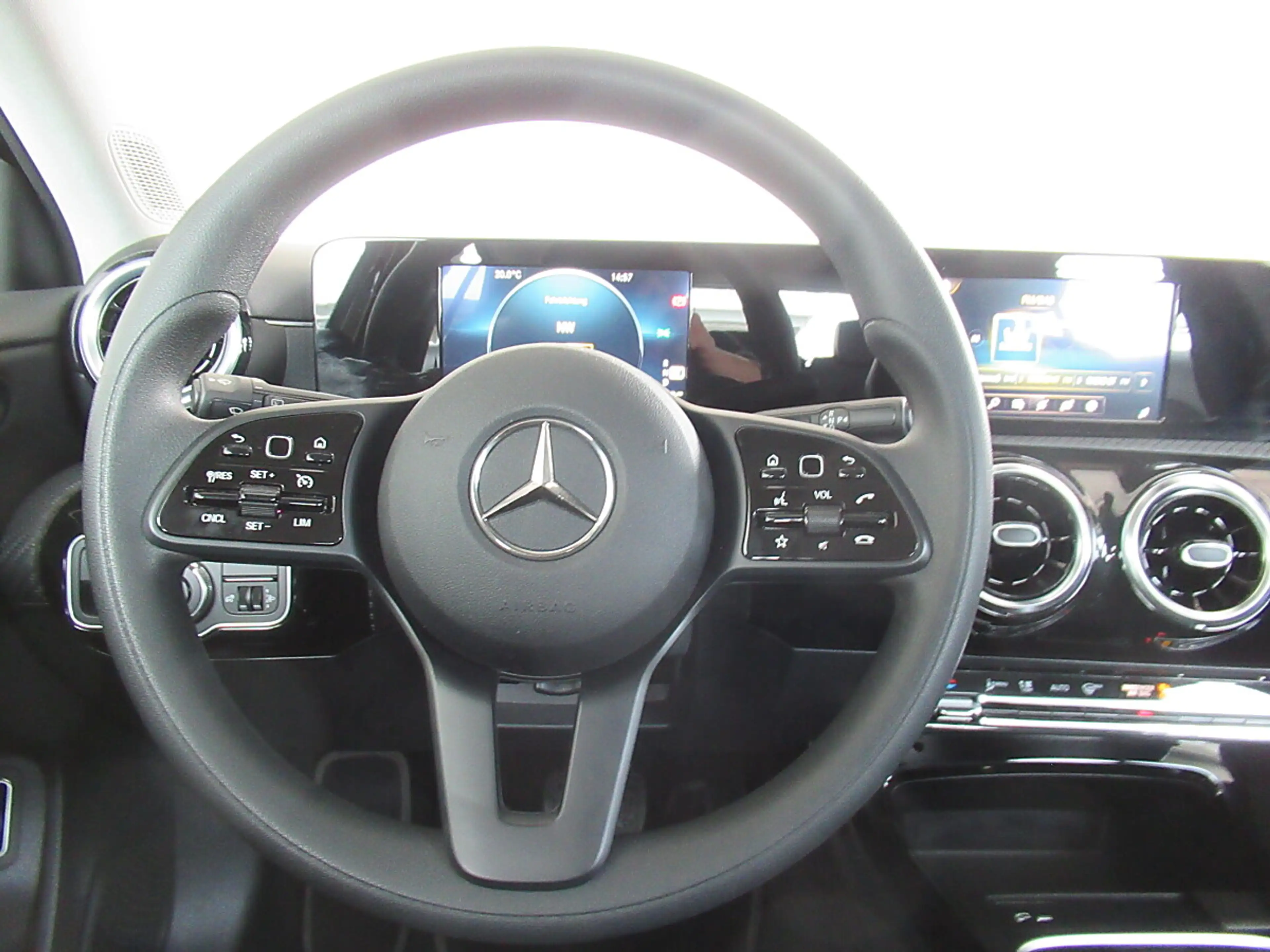 Mercedes-Benz A 250 e PHEV *Tempomat *Spurhalteassistent *Klimaauto... — photo 12