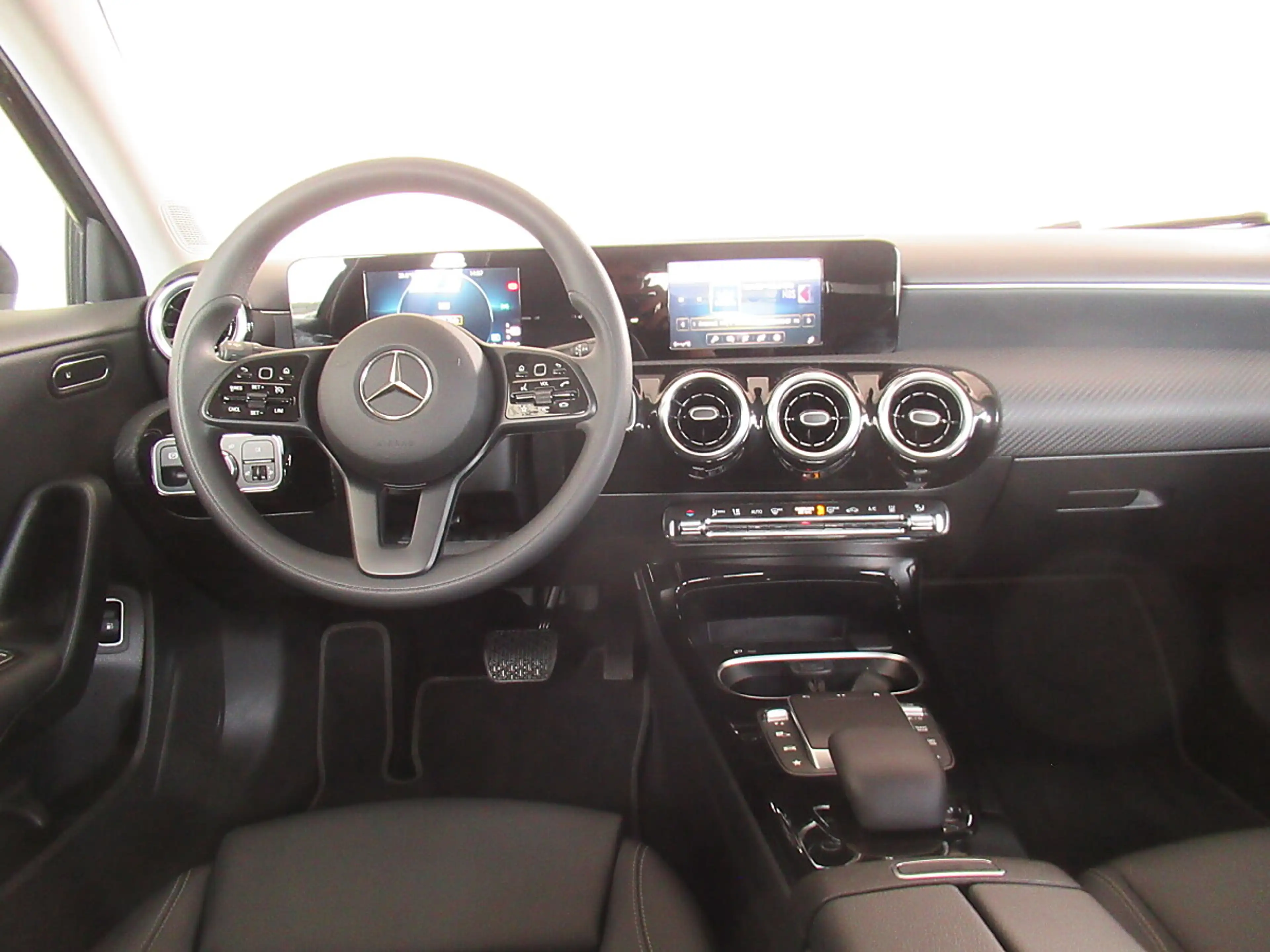 Mercedes-Benz A 250 e PHEV *Tempomat *Spurhalteassistent *Klimaauto... — photo 11