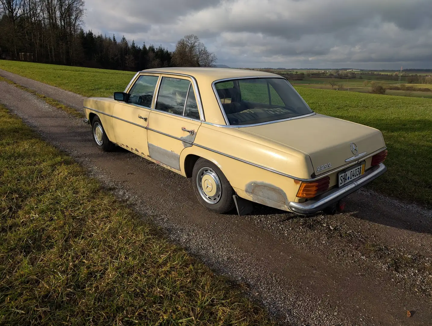 Mercedes-Benz W 114/115 Strich-Acht 220D Geel - 1