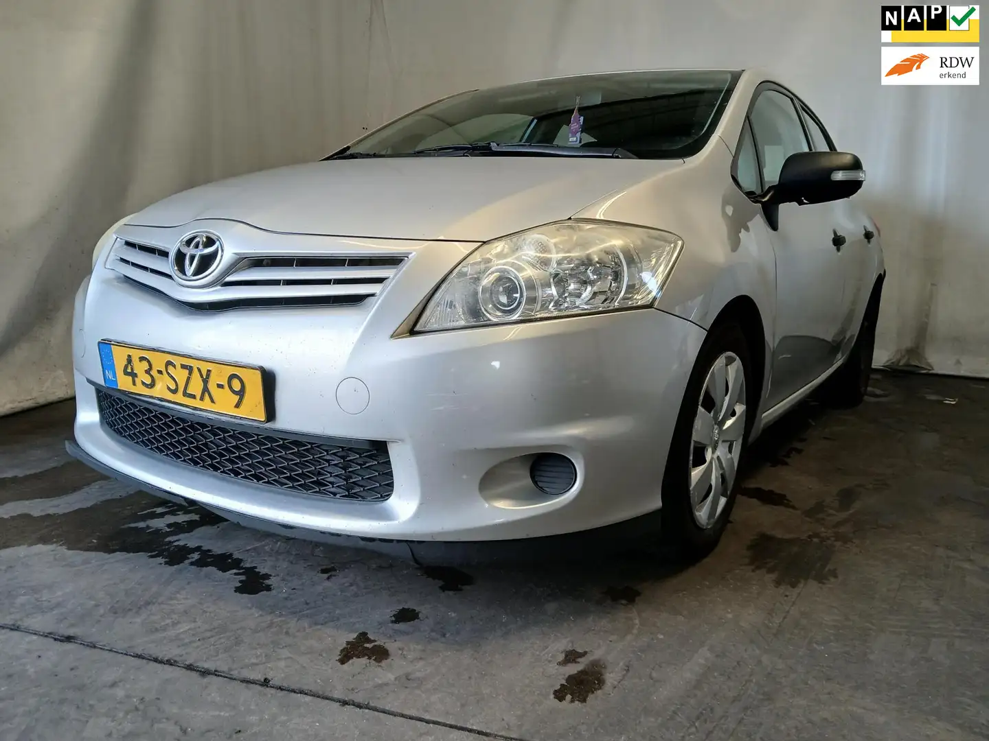 Toyota Auris 1.4 D-4D Comfort - Airco - Schade Gri - 1