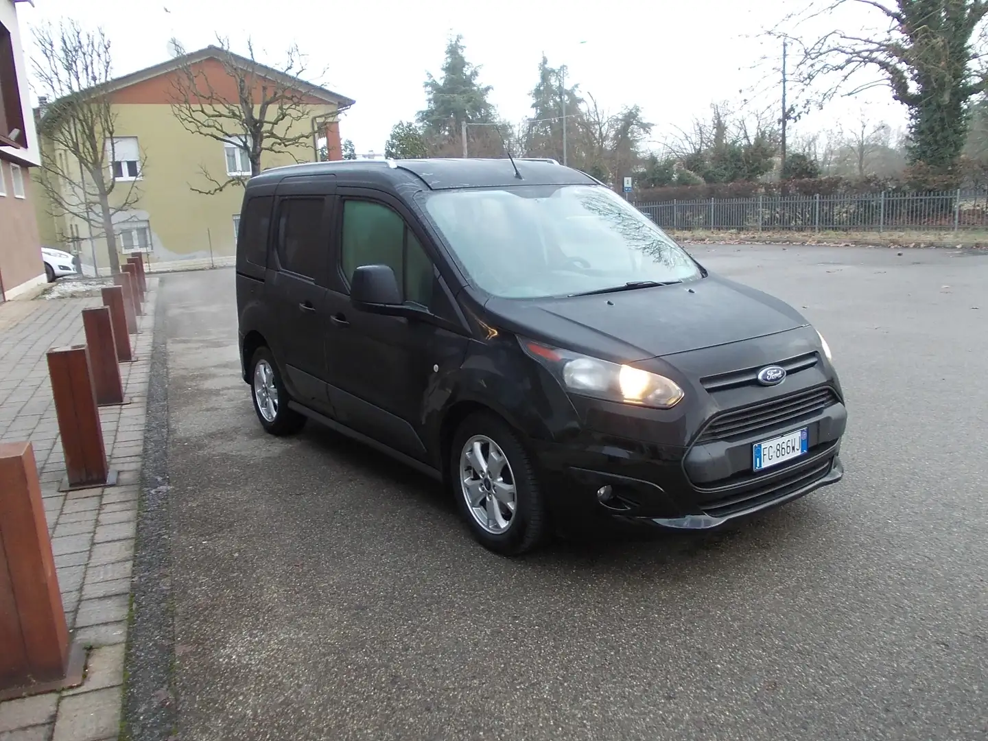 Ford Tourneo Connect TDCI 5 POSTI Schwarz - 2