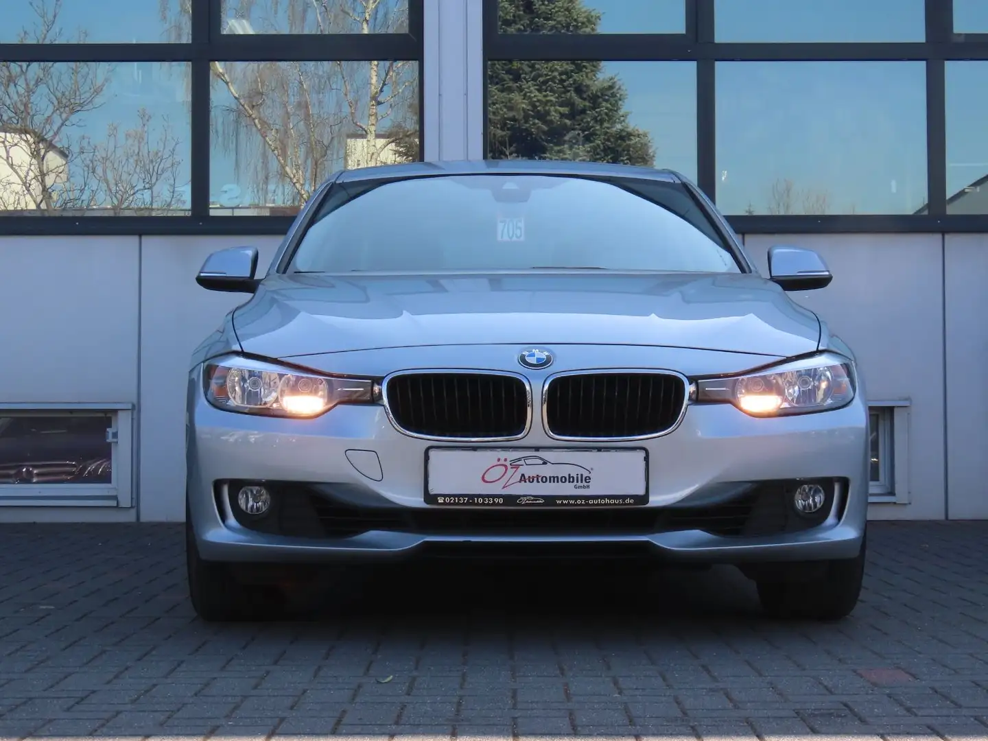 BMW 320 i Autom. PDC Navigation Silber - 2