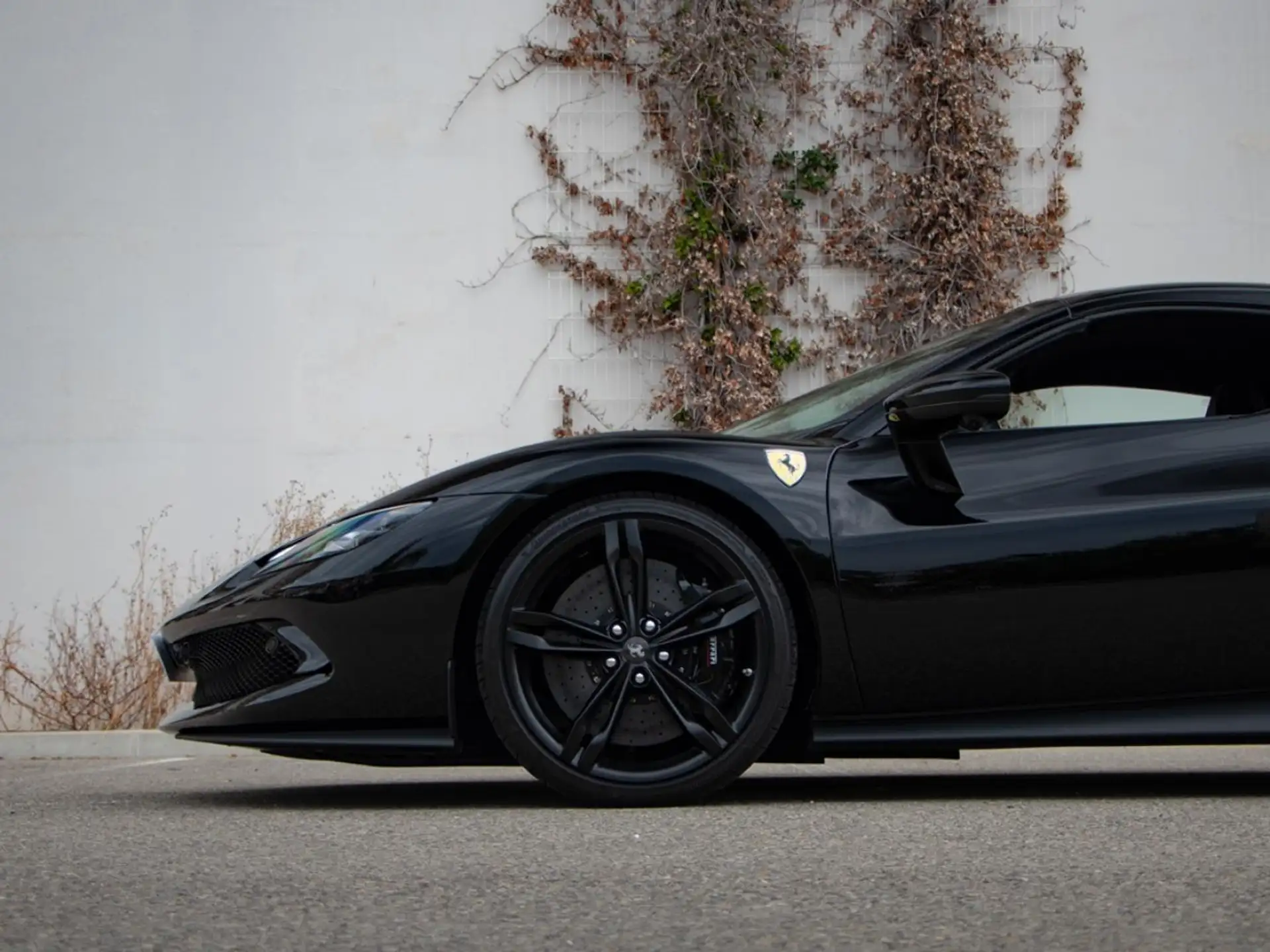 페라리 296 GTS 2025 블랙 사진 4
