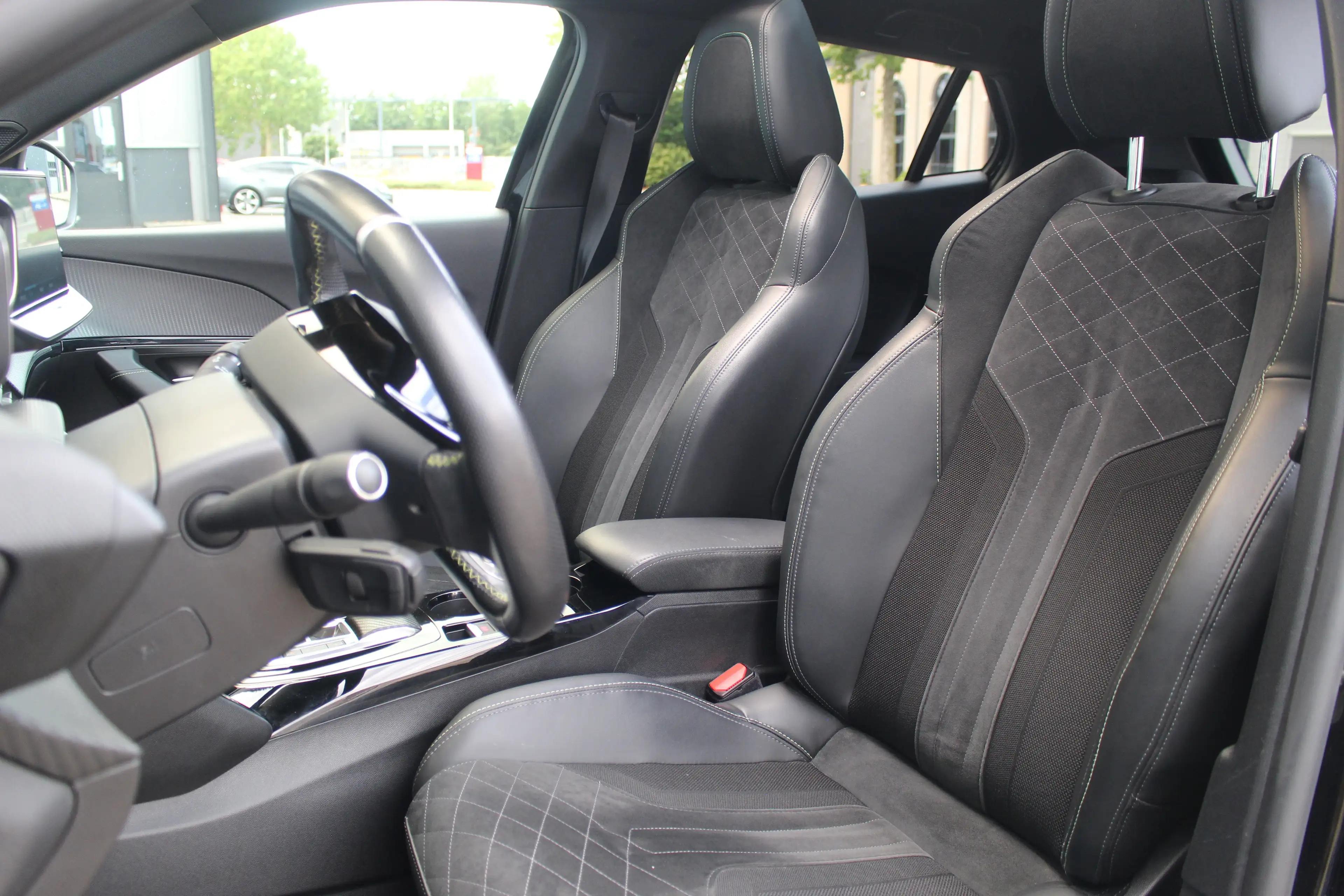 Peugeot e-2008 EV GT Pack 50 kWh — photo 3