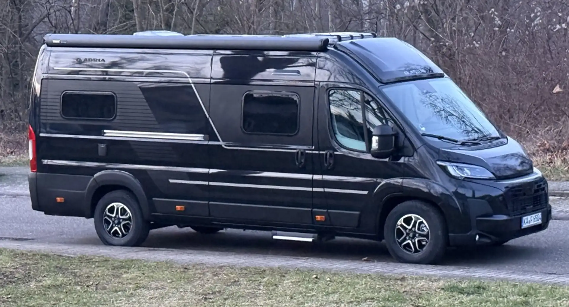 Caravans-Wohnm Adria Twin Supreme 640 SGX (Sondermodell Edition) Schwarz - 1