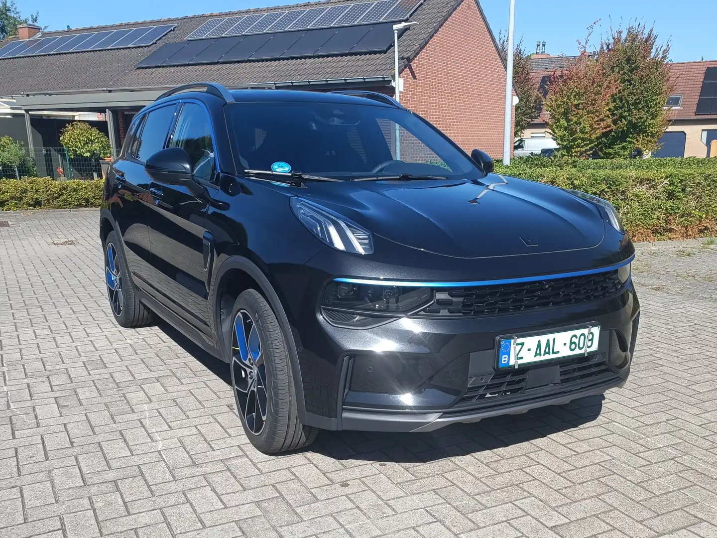 Lynk & Co 01 01 PHEV Schwarz - 1