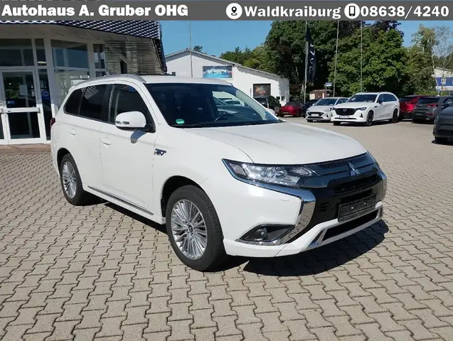 Mitsubishi Outlander 4WD Plug In Hybrid +LED+8fach+Navi