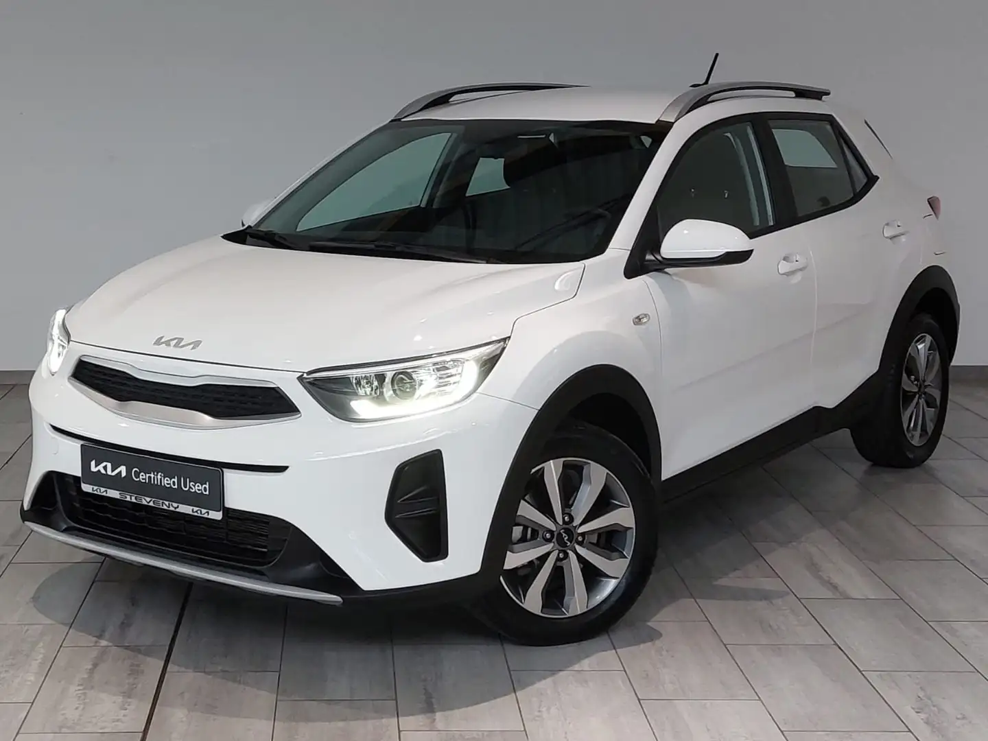 Kia Stonic PURE 1.2i ISG 84CV *FAIBLE KMS*CLIMATISATION* Blanc - 1