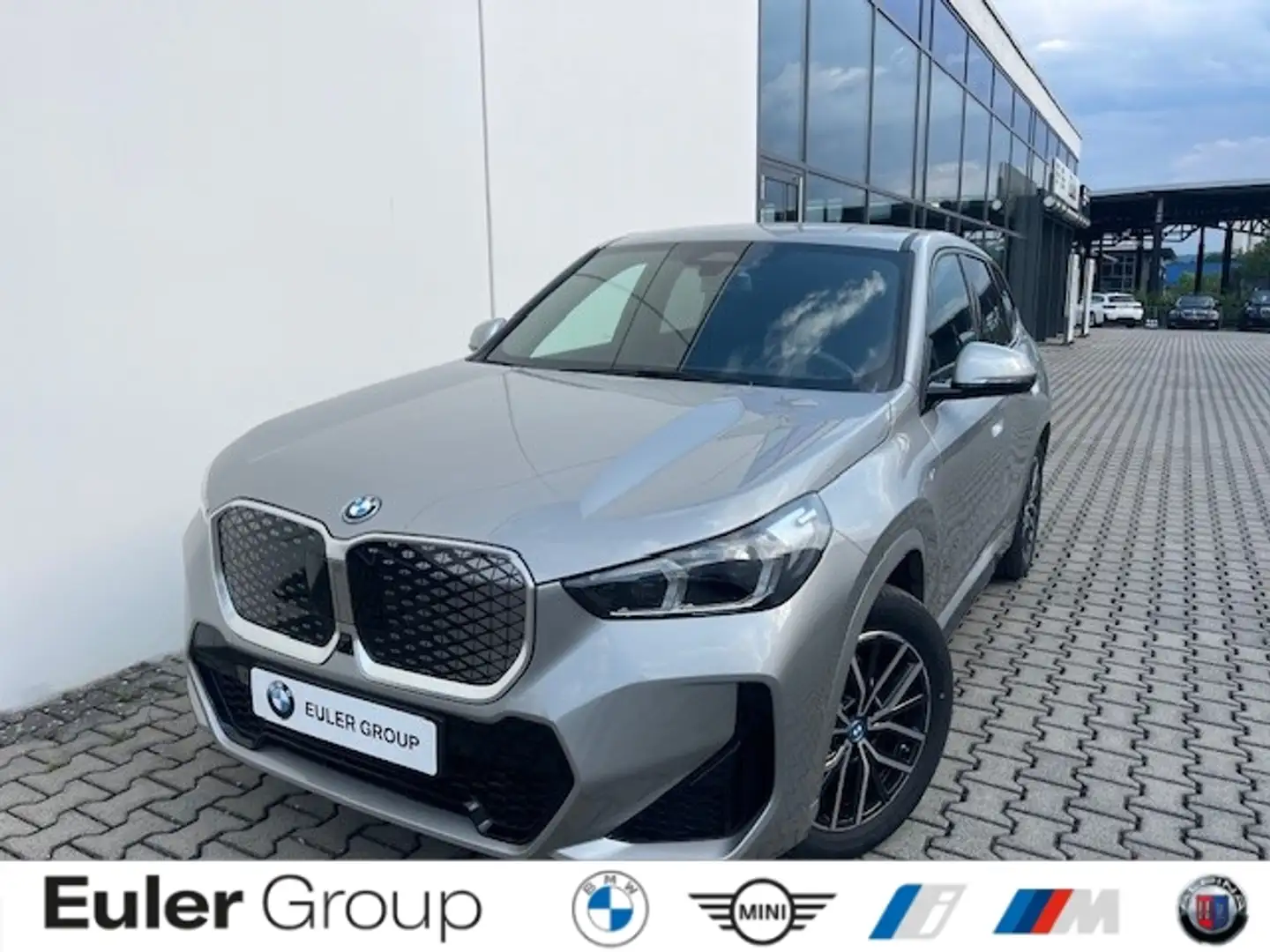 BMW iX1 30 Sport Sommer18'' AHK ICONIC HUD ParkAss+ AdLED Silber - 1