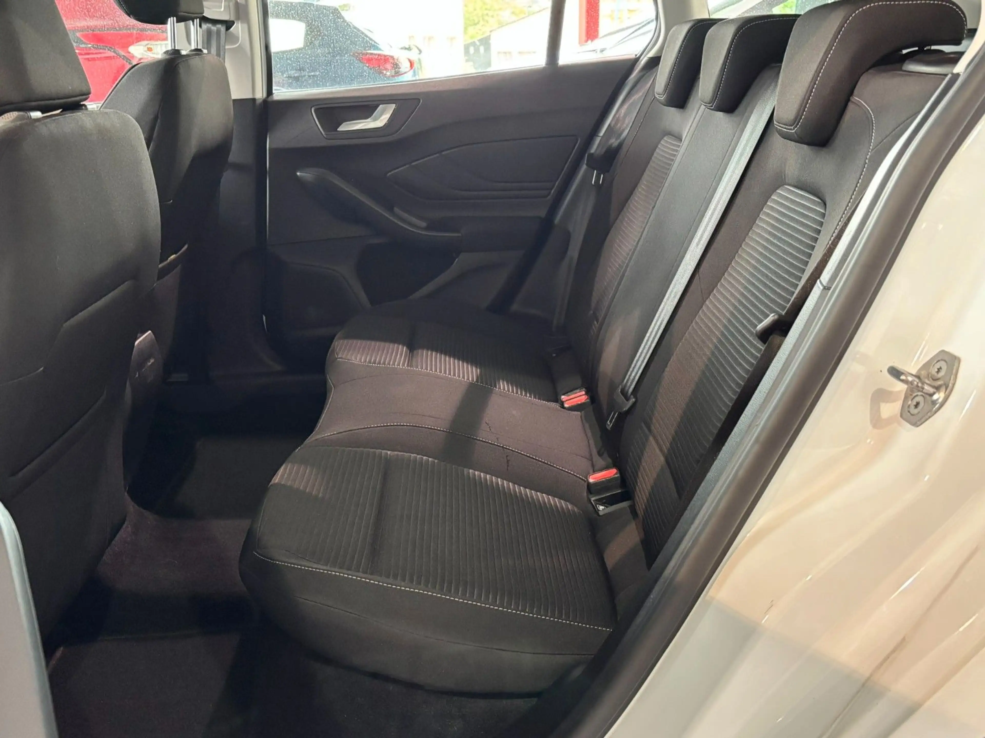 Ford Focus Turnier Titanium Navi Automatik DAB+ LED — photo 20