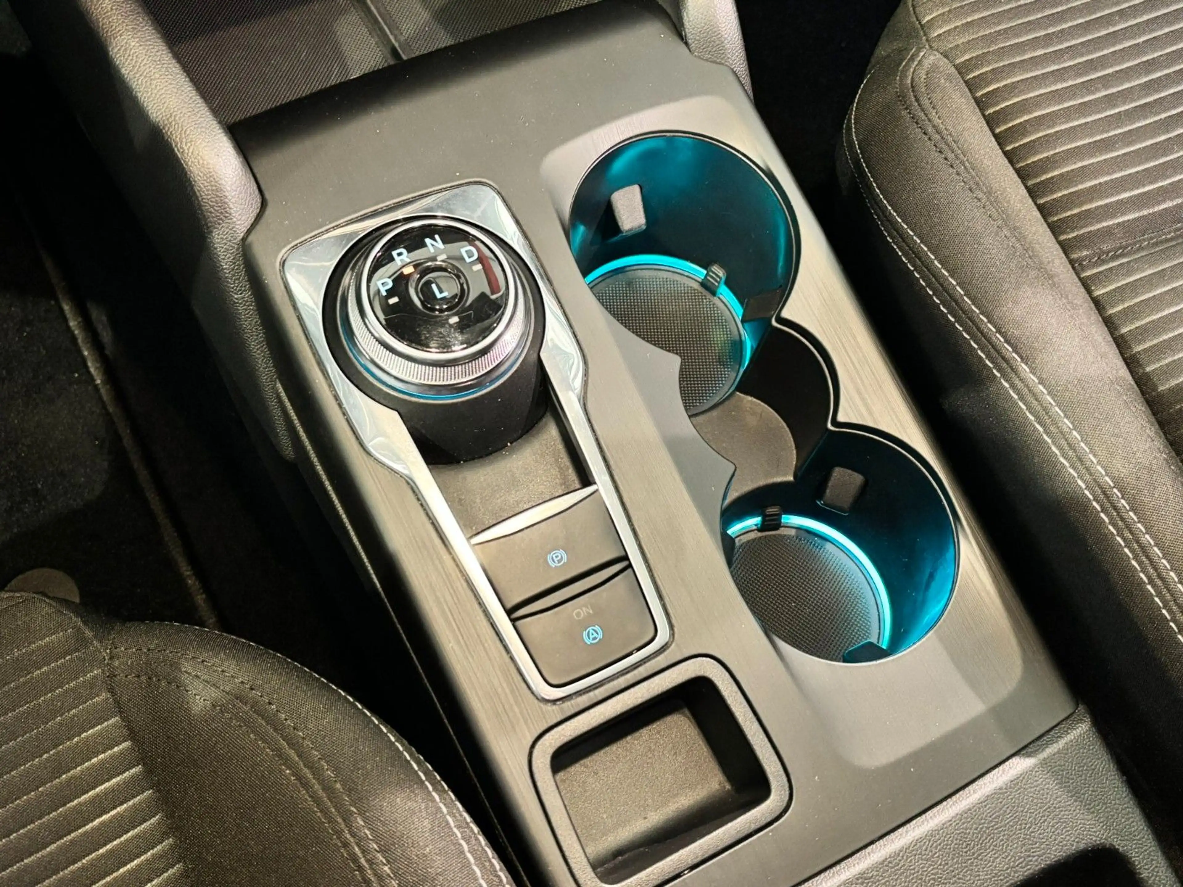 Ford Focus Turnier Titanium Navi Automatik DAB+ LED — photo 36