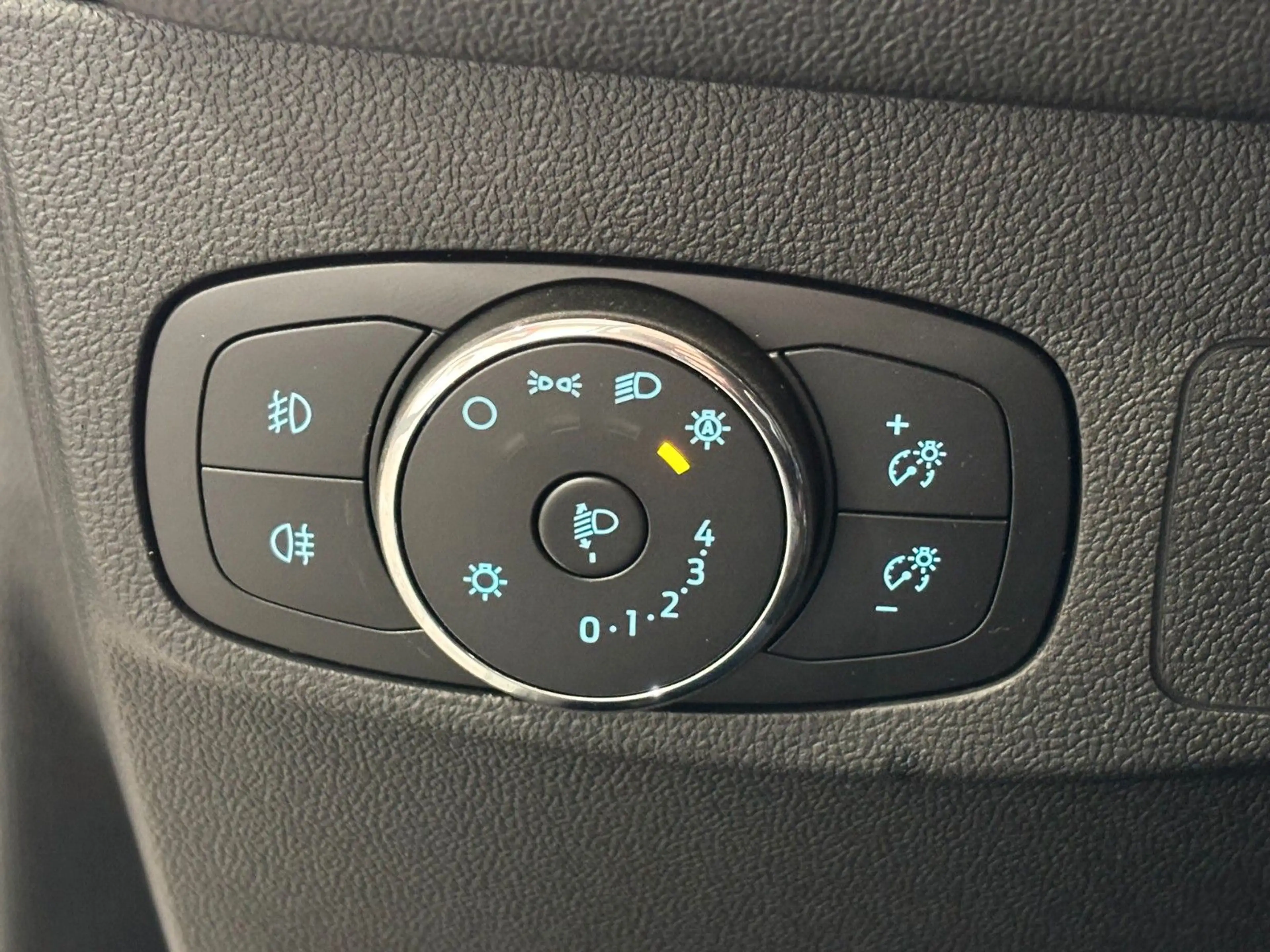 Ford Focus Turnier Titanium Navi Automatik DAB+ LED — photo 23