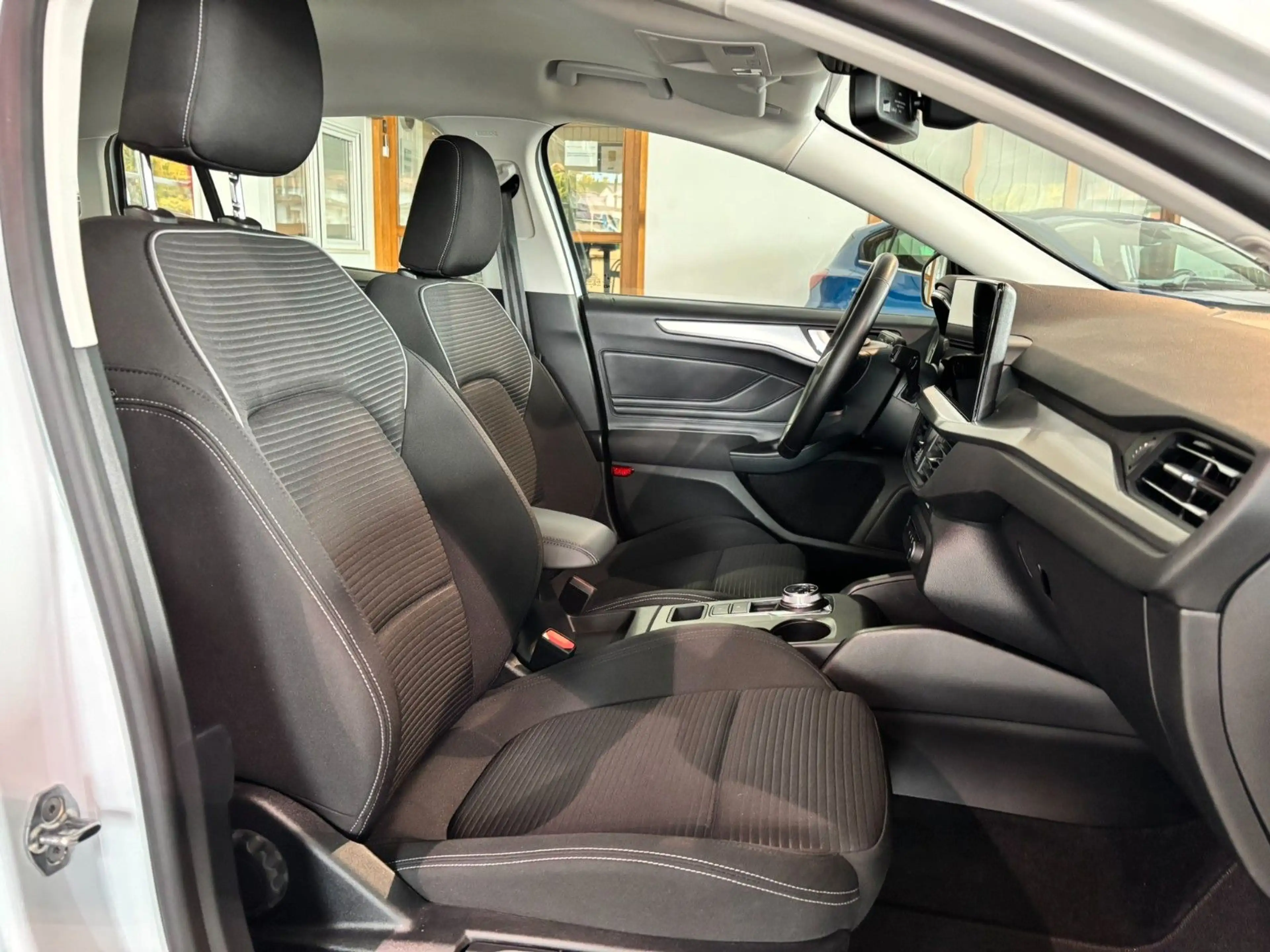 Ford Focus Turnier Titanium Navi Automatik DAB+ LED — photo 11
