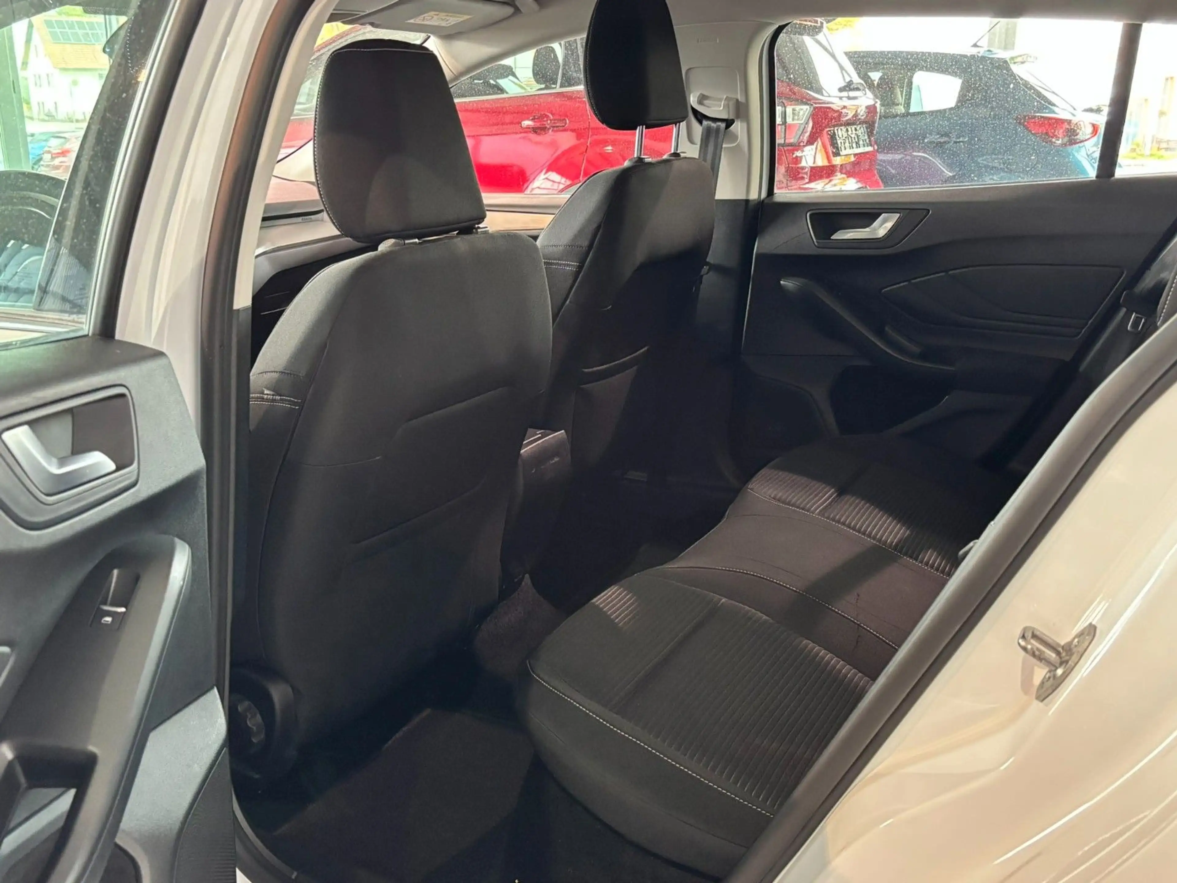 Ford Focus Turnier Titanium Navi Automatik DAB+ LED — photo 19