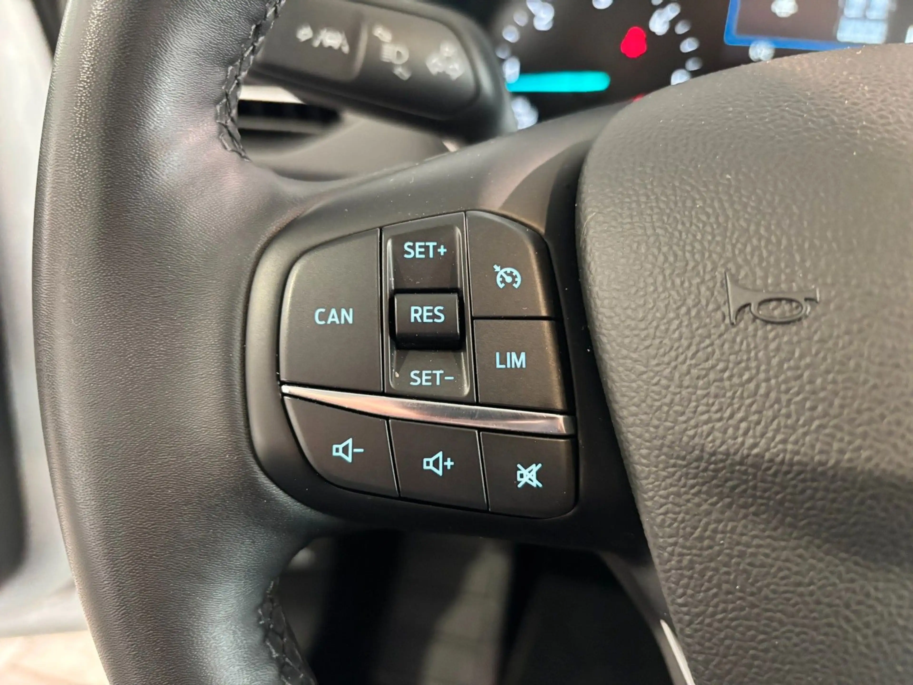 Ford Focus Turnier Titanium Navi Automatik DAB+ LED — photo 25