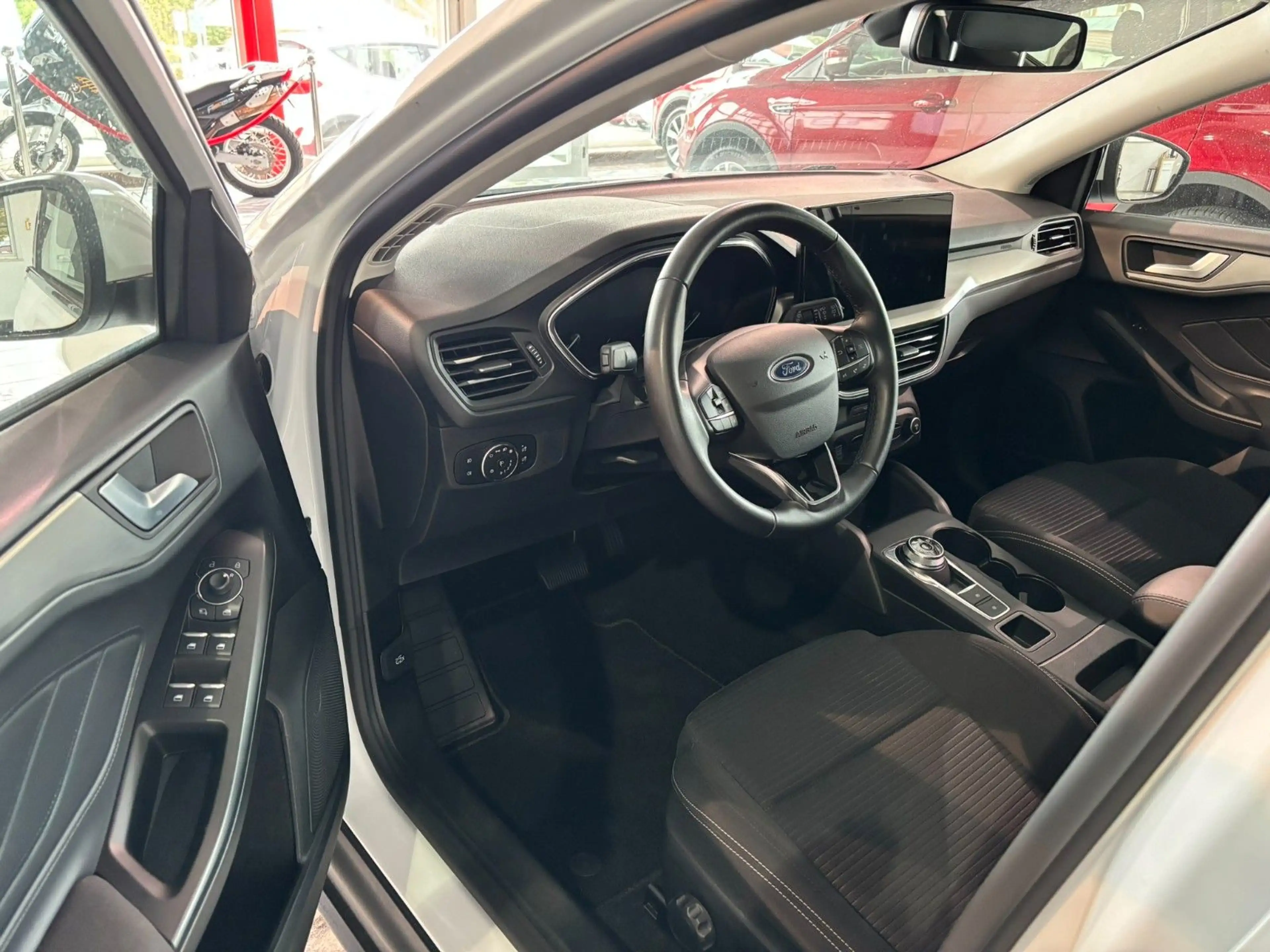Ford Focus Turnier Titanium Navi Automatik DAB+ LED — photo 21