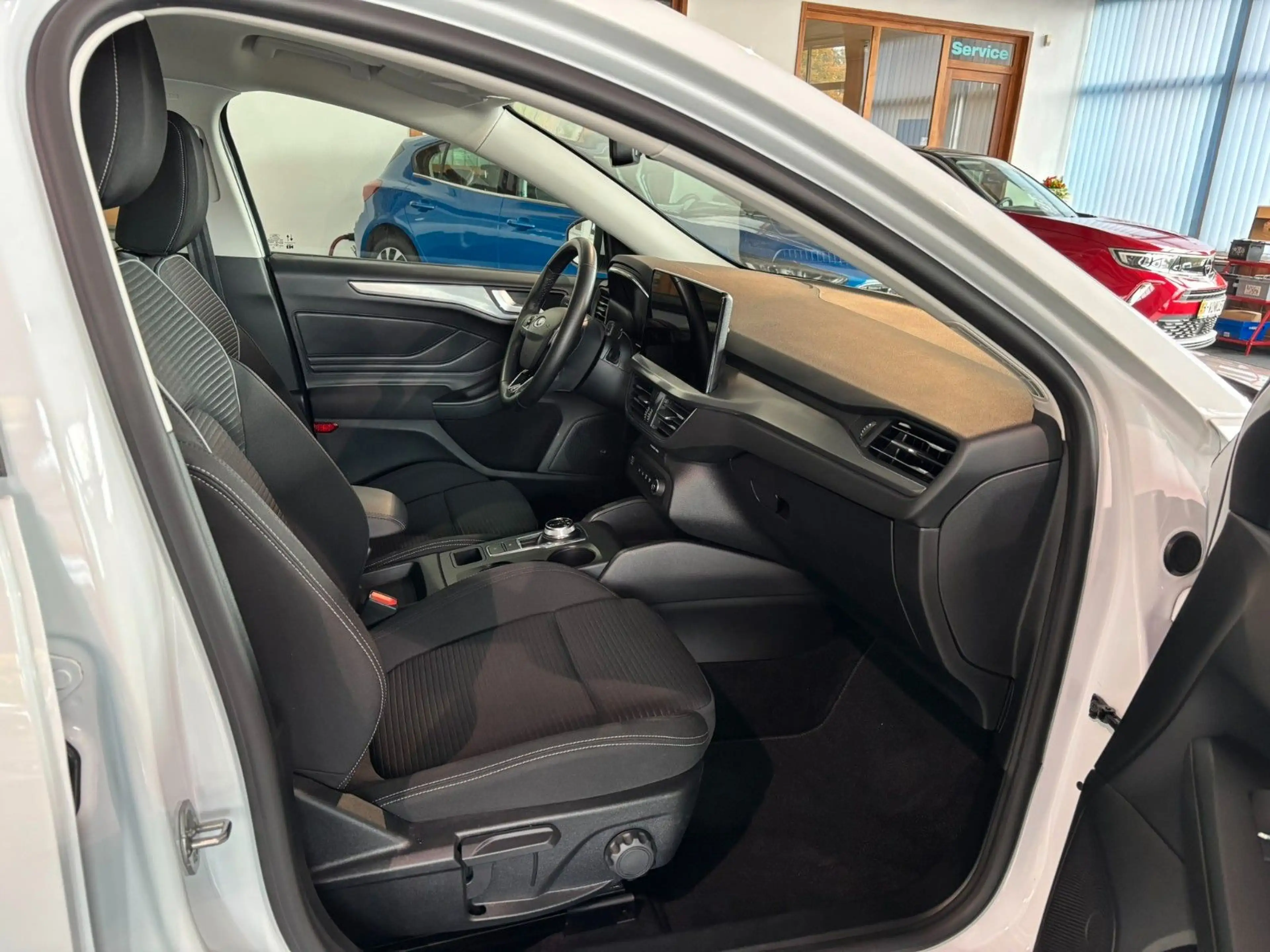 Ford Focus Turnier Titanium Navi Automatik DAB+ LED — photo 10