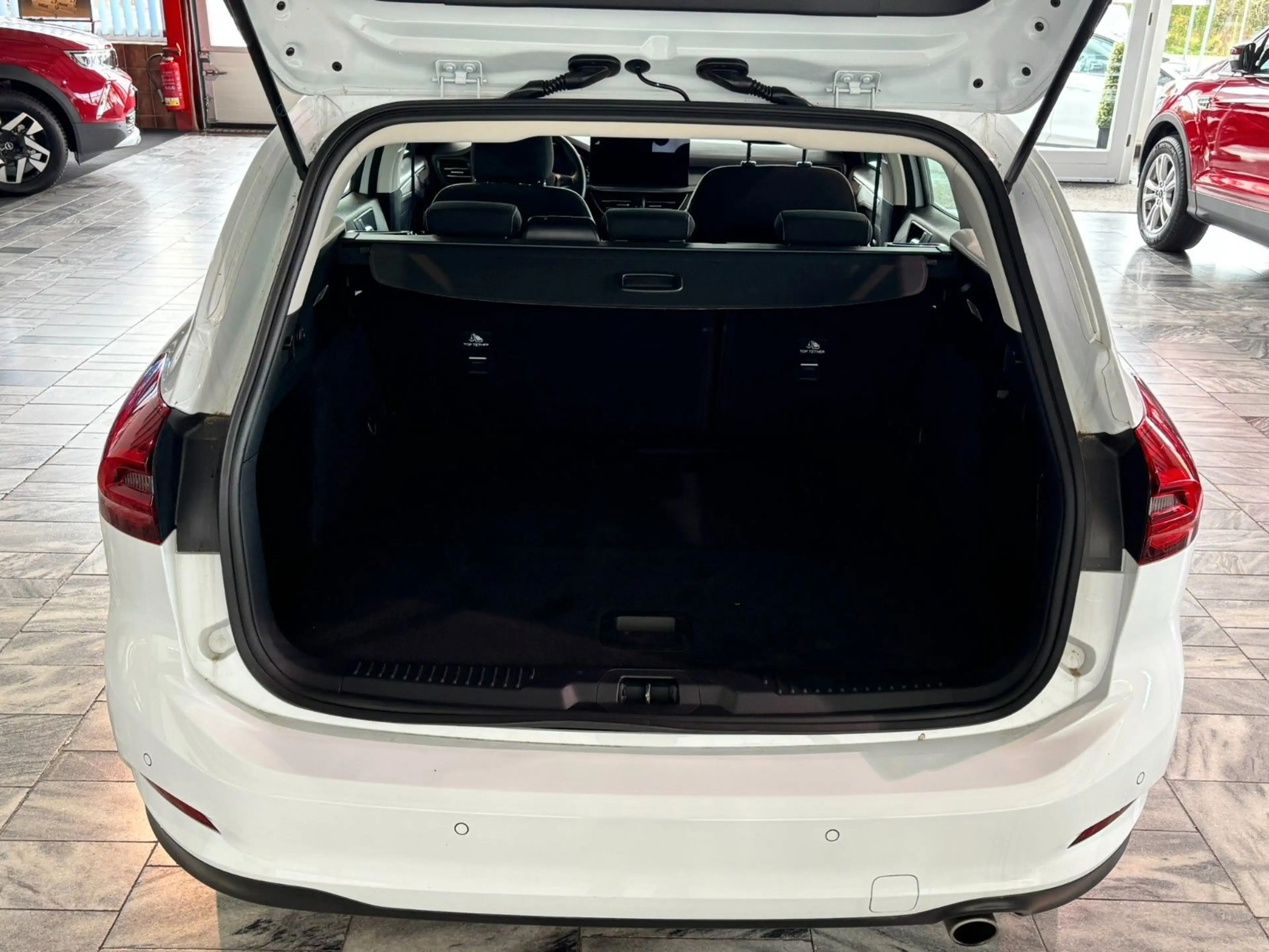 Ford Focus Turnier Titanium Navi Automatik DAB+ LED — photo 16