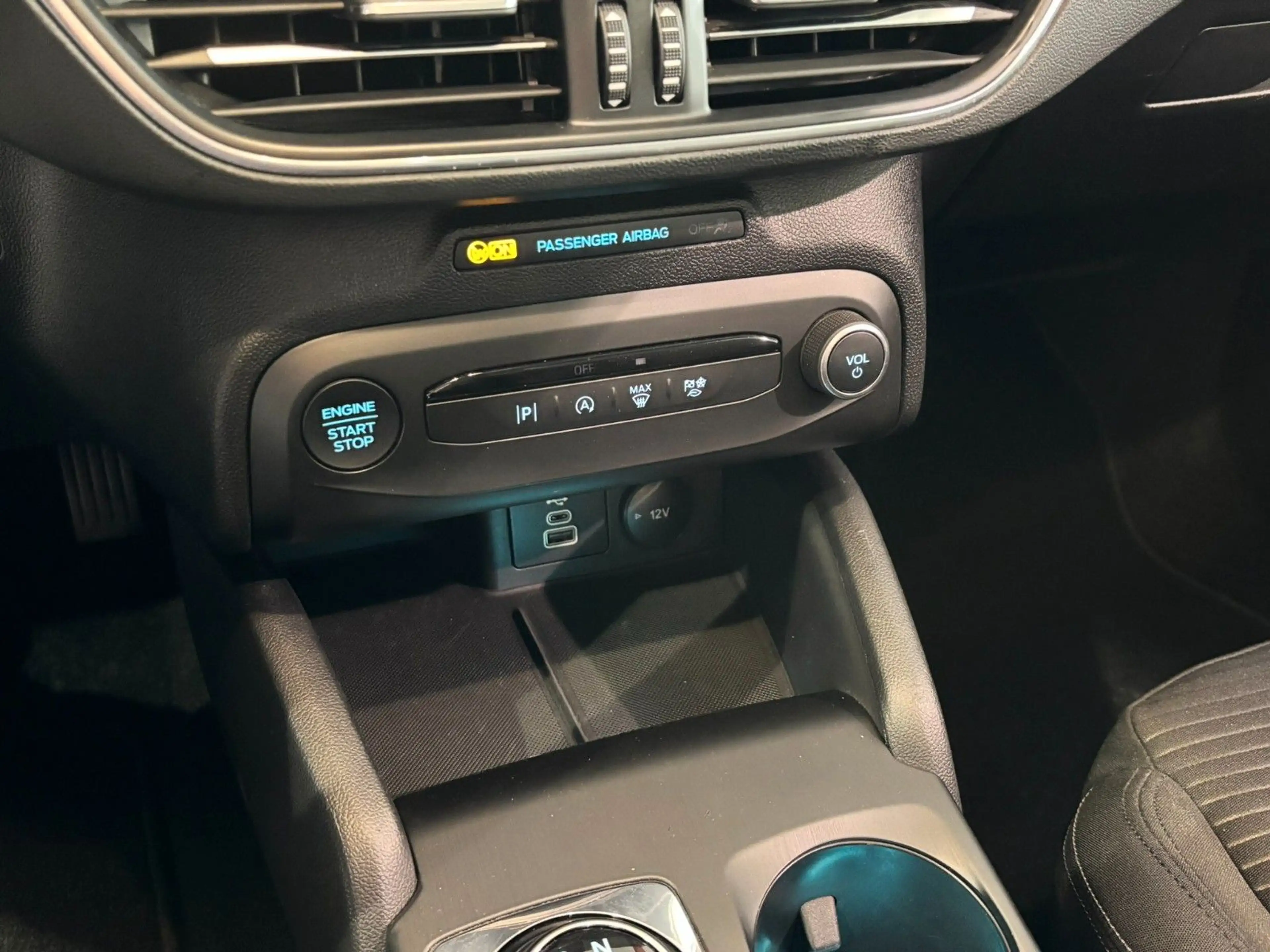 Ford Focus Turnier Titanium Navi Automatik DAB+ LED — photo 35