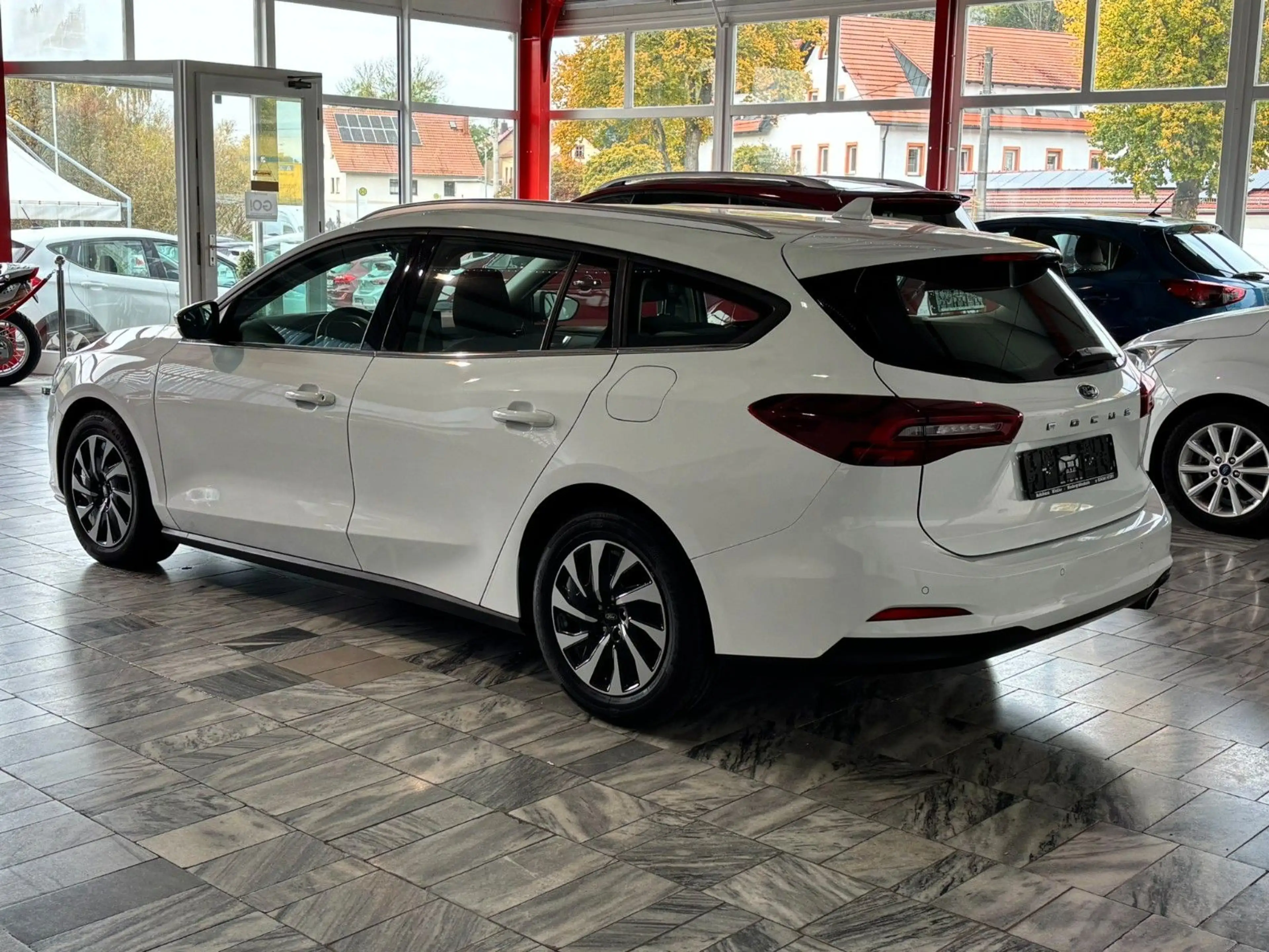 Ford Focus Turnier Titanium Navi Automatik DAB+ LED — photo 3