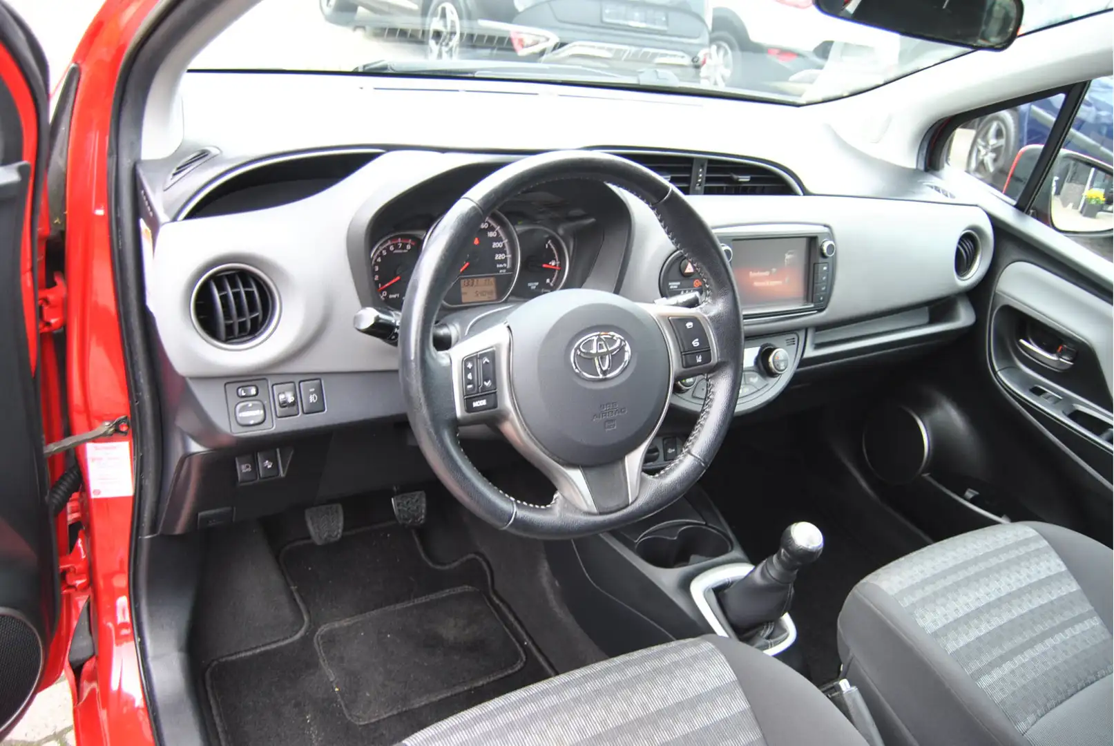 Toyota Yaris 1.0 VVT-i Trend navi, camera, clima Rood - 2