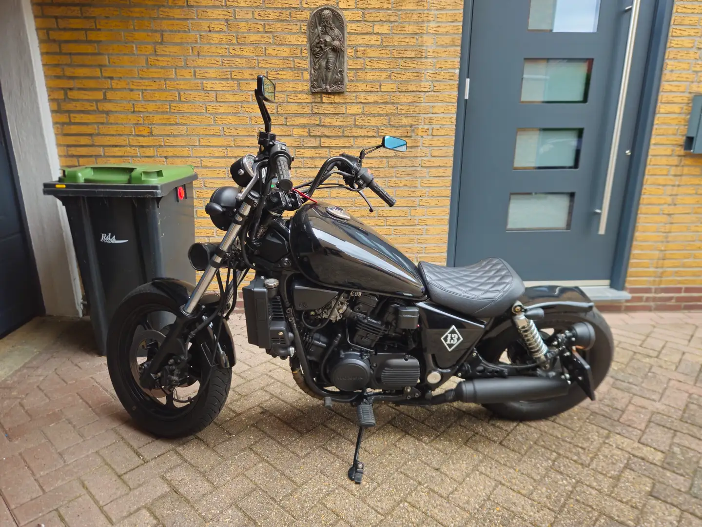 Honda VF 700 Magna Zwart - 1