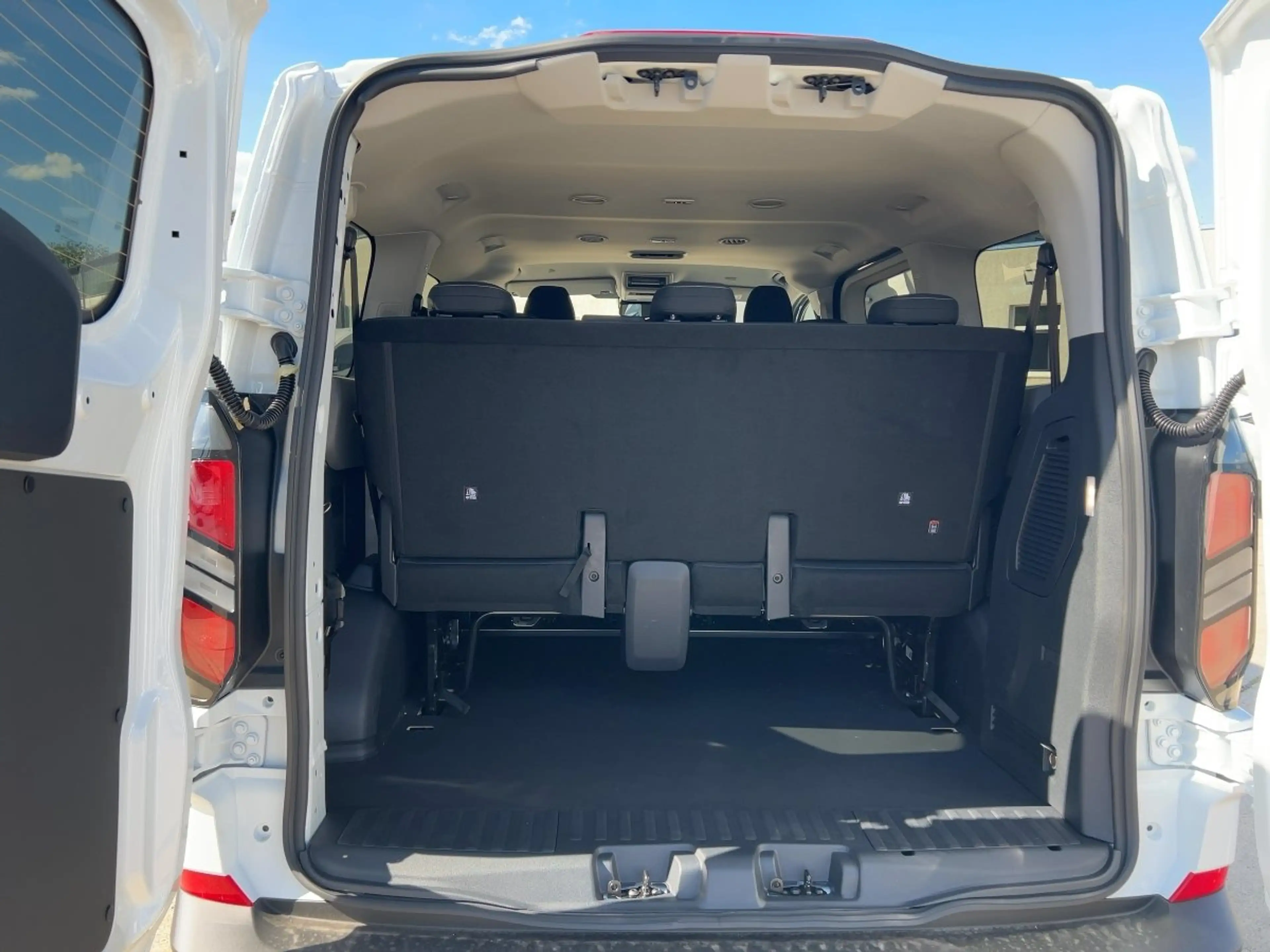 Ford Transit Custom 320 L1 H1 Kombi PKW Trend 100 kW — photo 4
