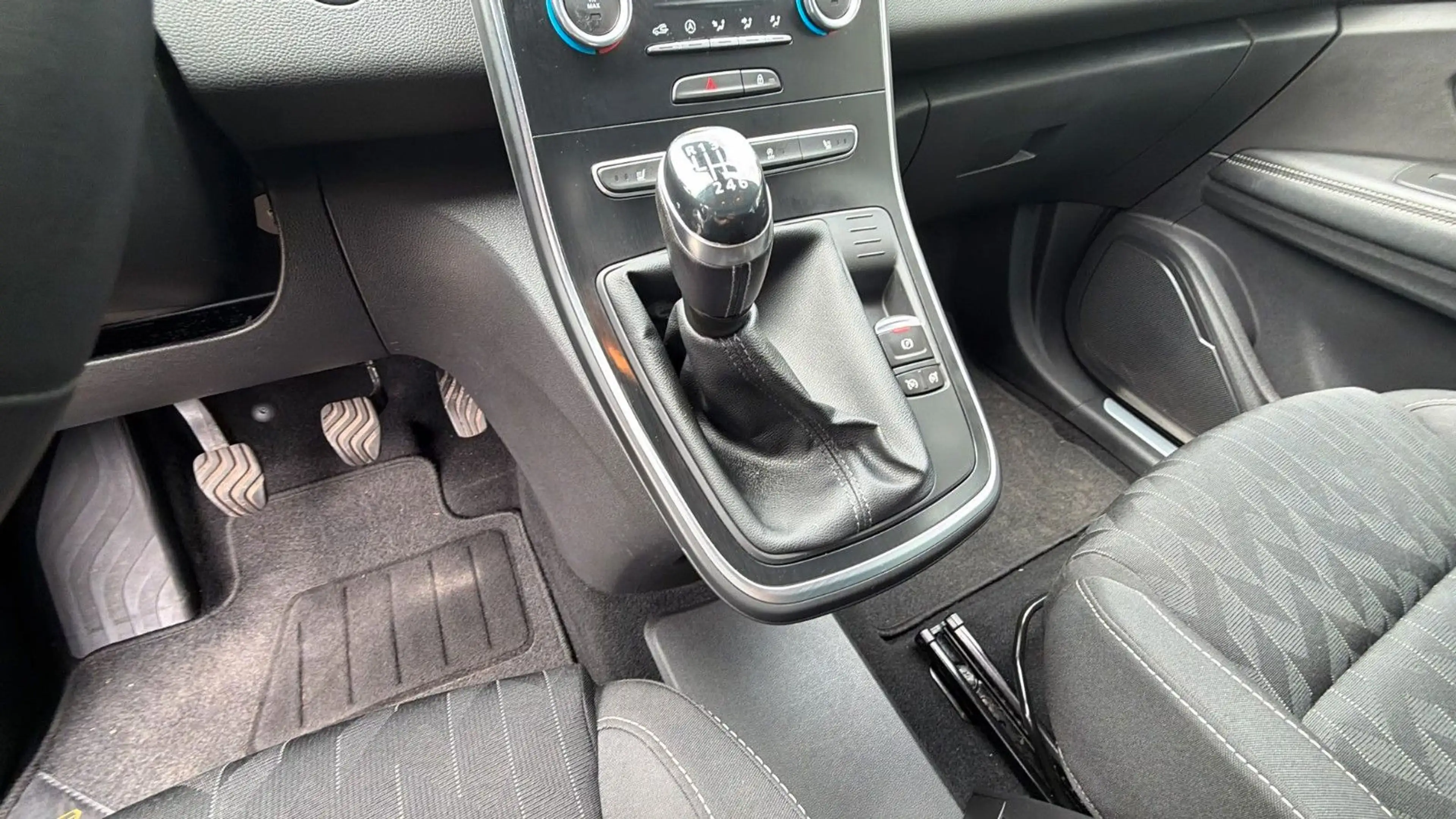 Renault Grand Scenic IV Grand Limited — photo 13