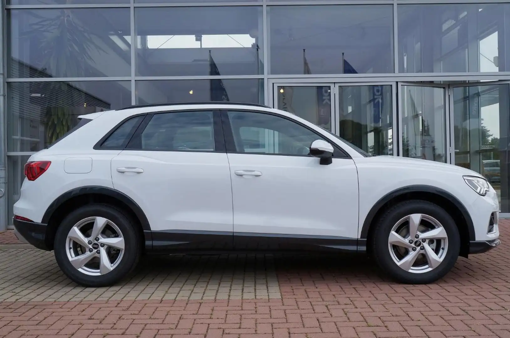 Audi Q3 S Line 1.5 TFSI 6-G Navi,Matrix LED,DCC,GRA Blanco - 2