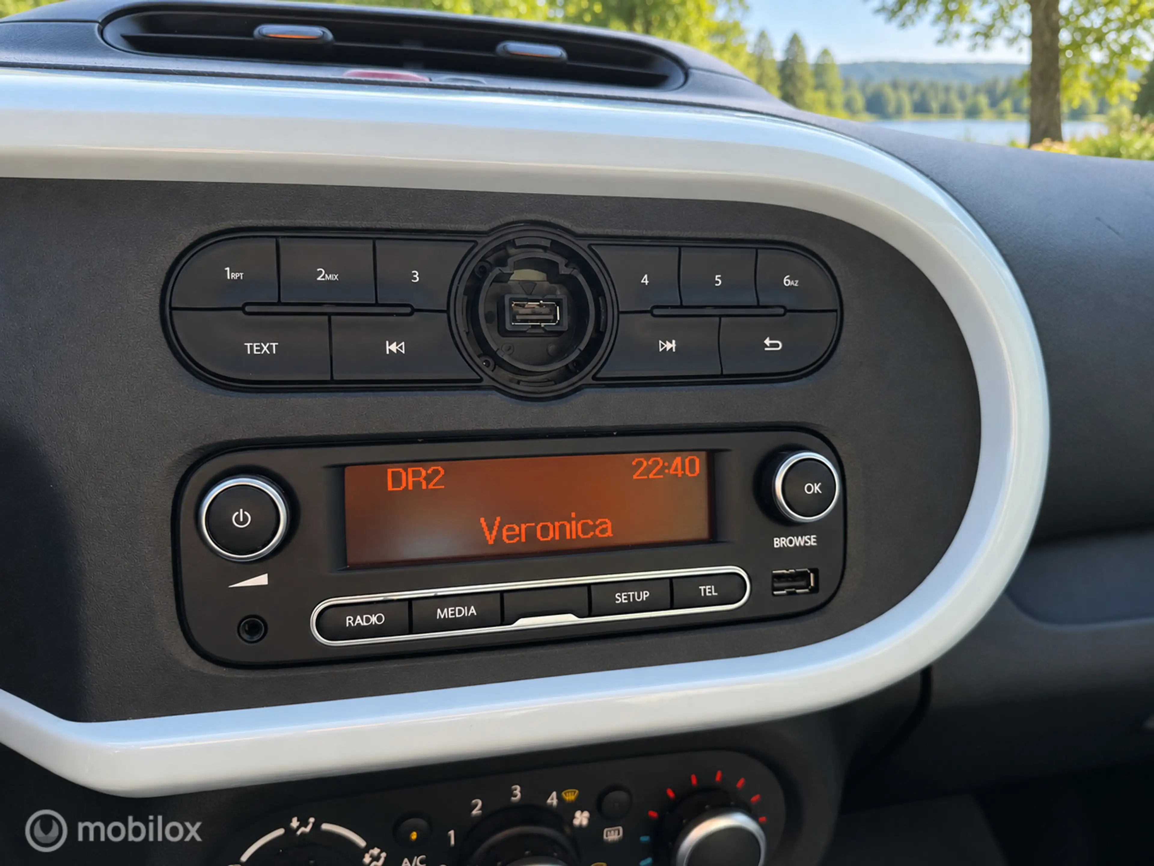Renault Twingo 1.0 SCe Expression — photo 15