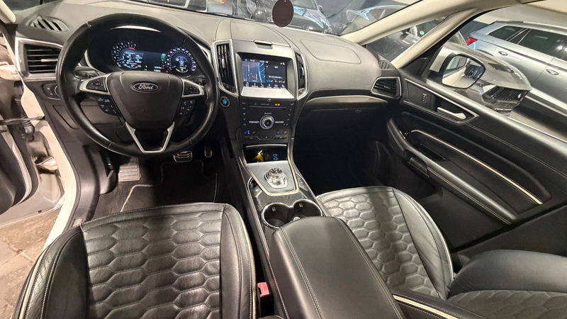 Ford S-Max S-MAX Vignale Panorama 7Sitze Voll Ausstattung — photo 11