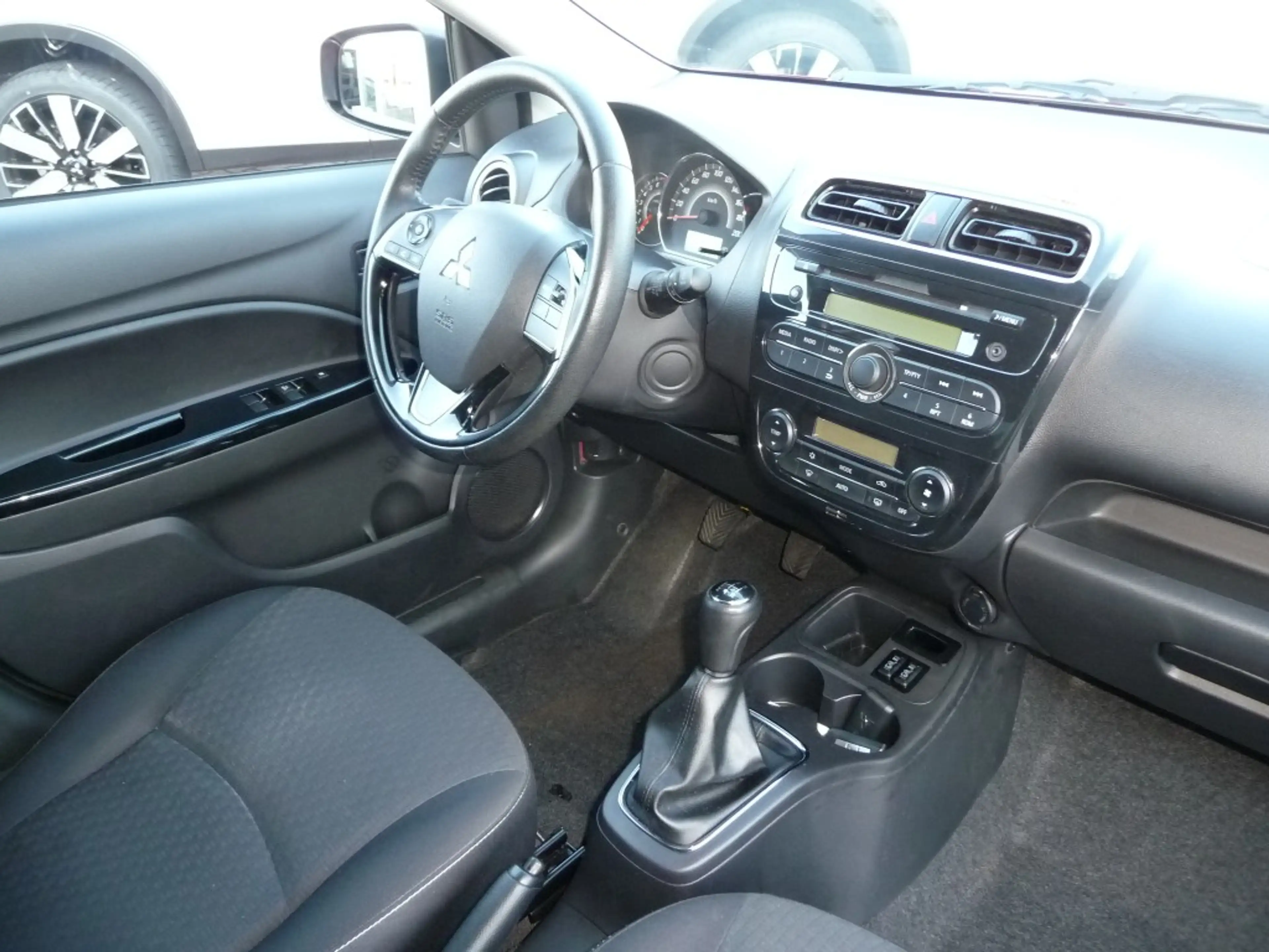 Mitsubishi Space Star TOP * 1.Hd. * Wenig Km — photo 8