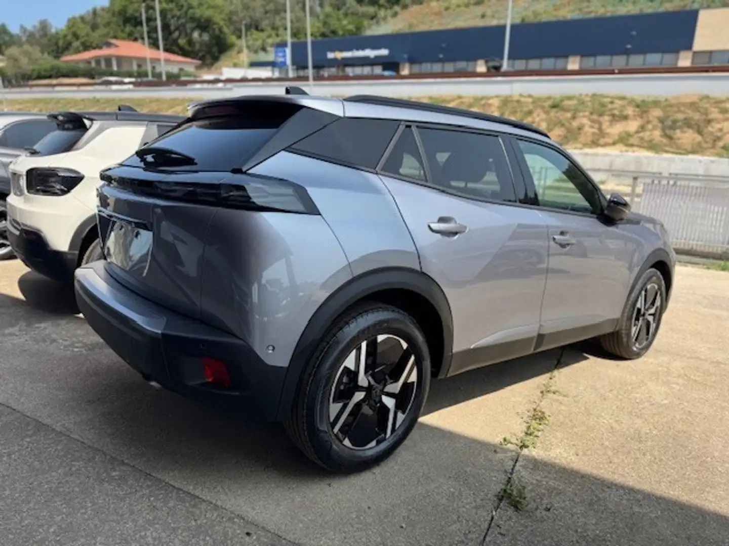 Peugeot 2008 PureTech 100 S&S Allure Gris - 2