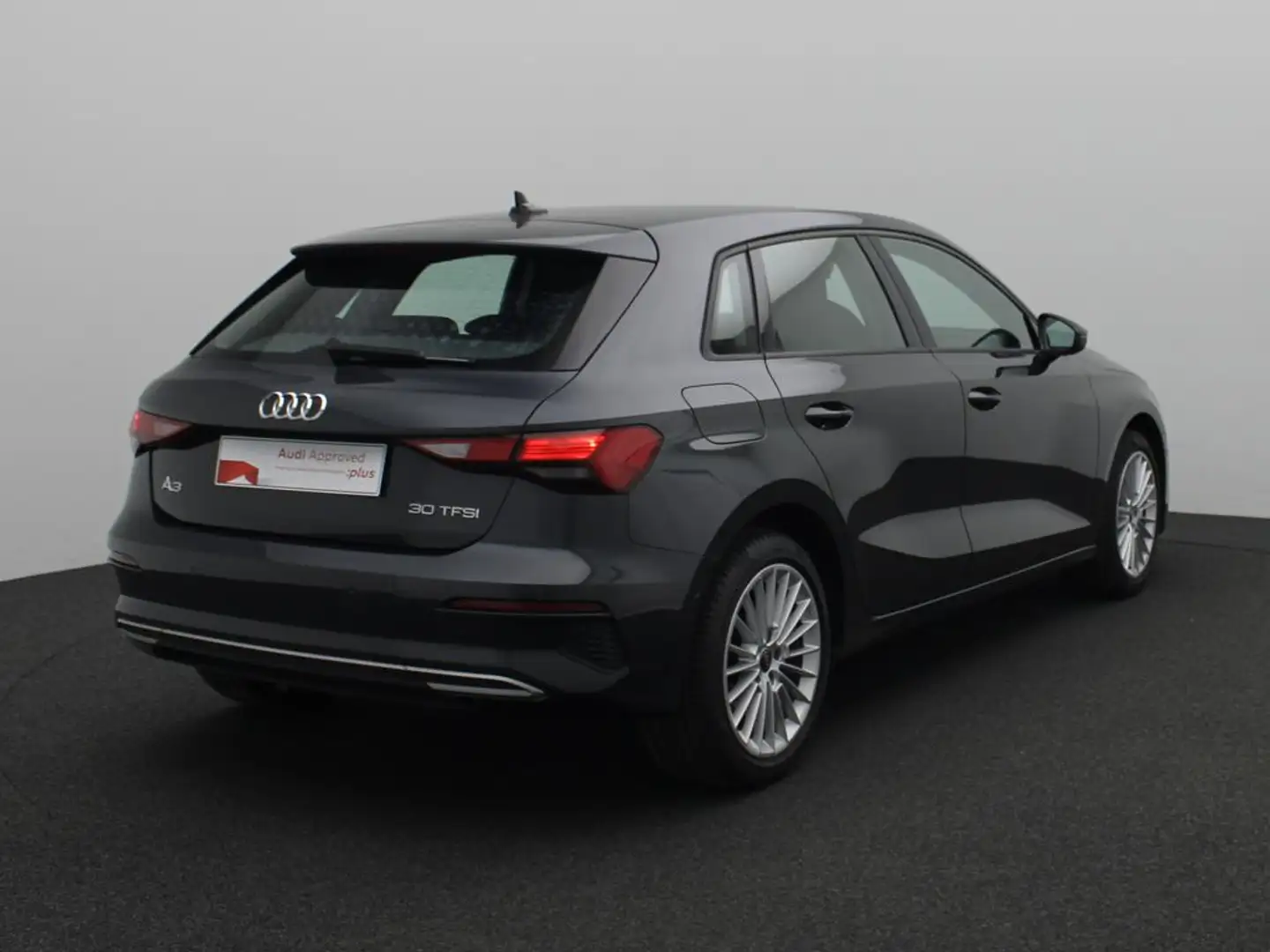 Audi A3 Sportback ADVANCED 30 TFSI 110 PK S-tronic / Apple Grijs - 2