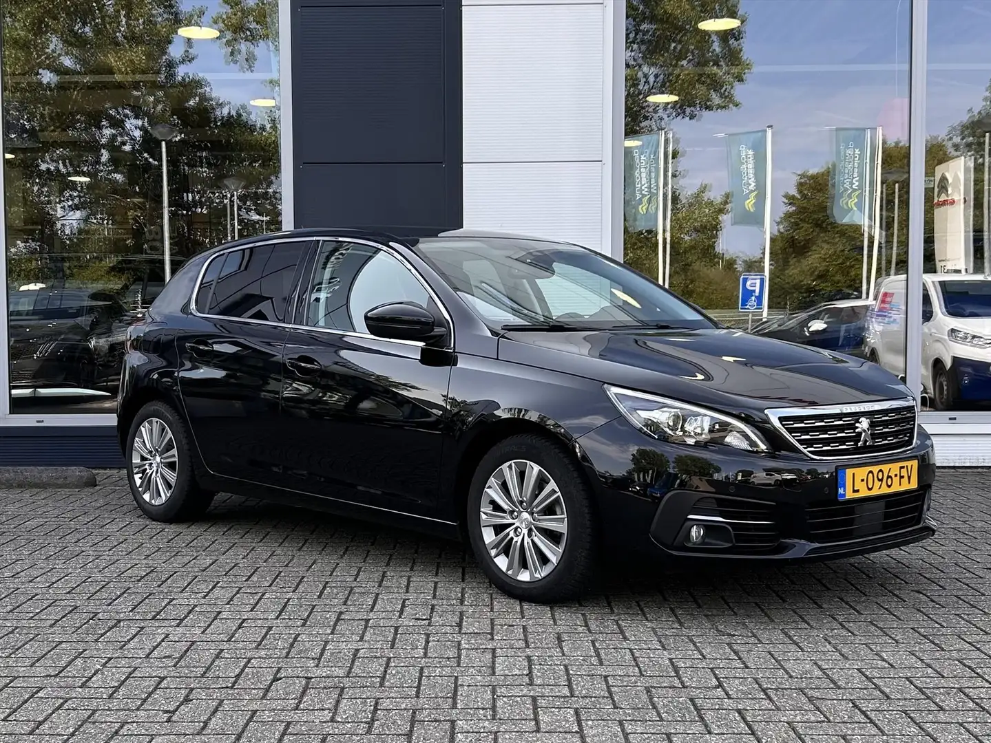 Peugeot 308 1.2 PureTech 130pk S&S Blue Lease Premium | Ai Zwart - 2