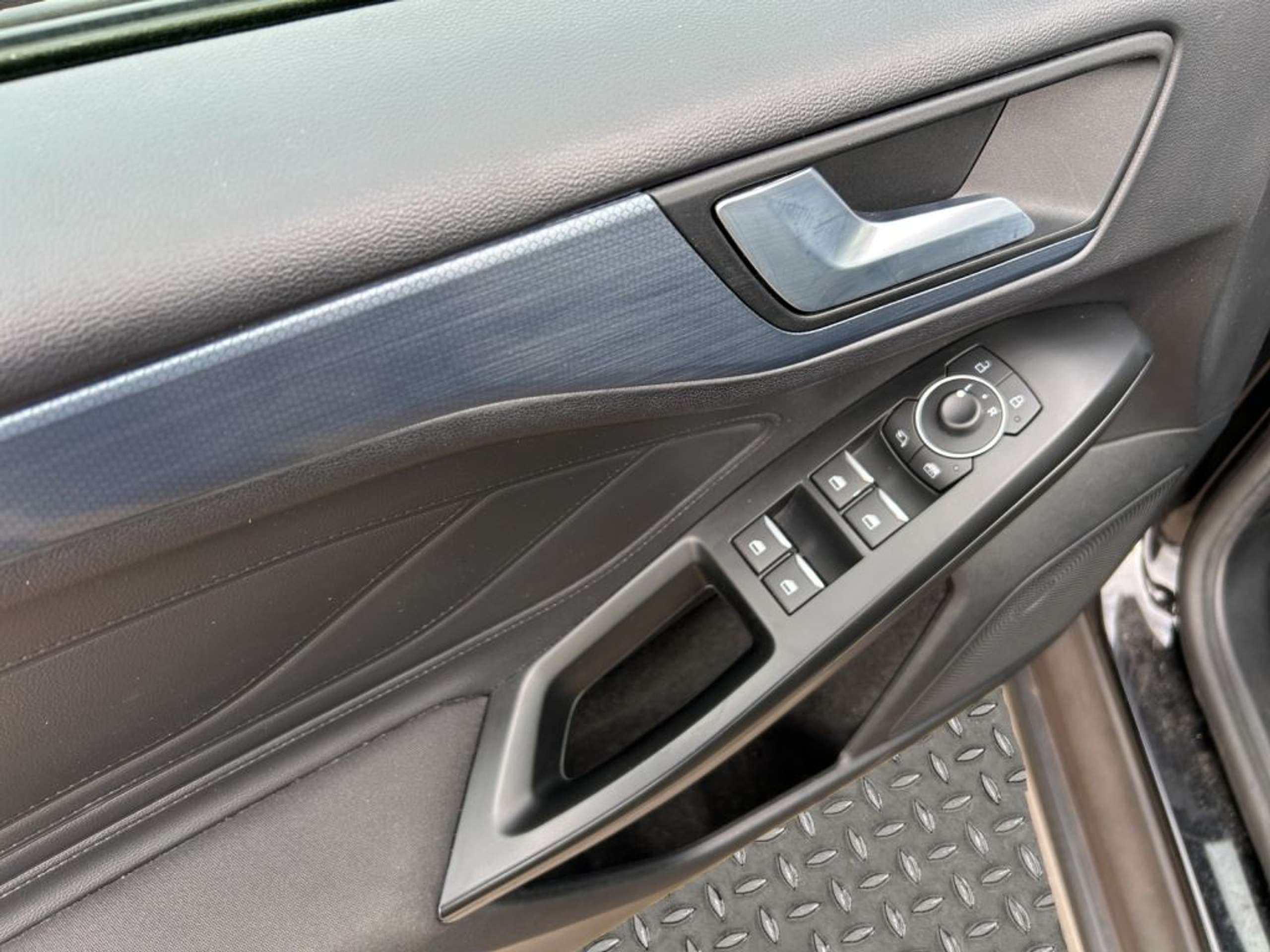 Fahrzeugabbildung Ford Focus ACTIVE 1.5 Ltr. 115 PS *AUTOMATIK*AHK*CARPLAY* - mit KI generiert/bearbeitet