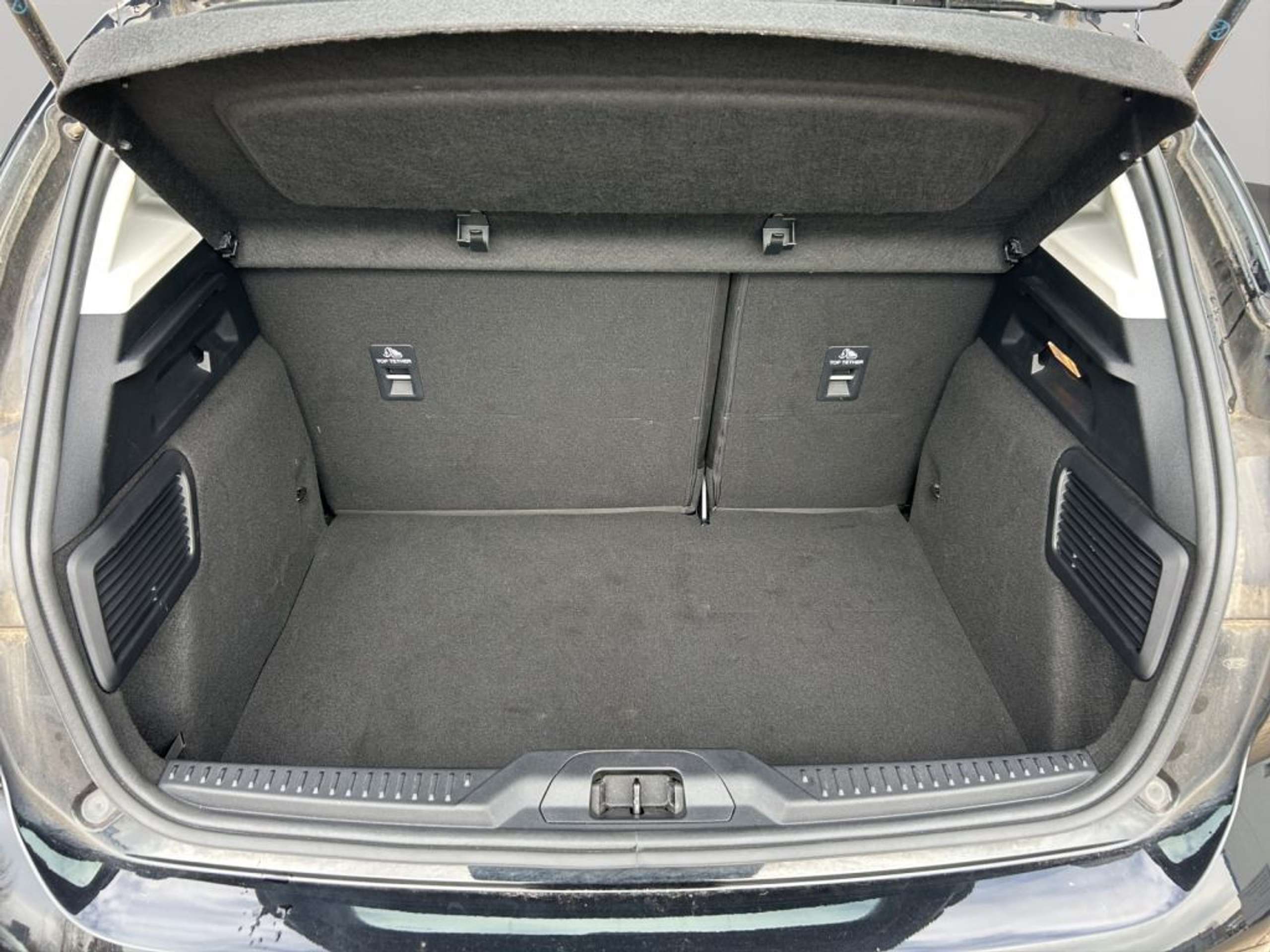 Fahrzeugabbildung Ford Focus ACTIVE 1.5 Ltr. 115 PS *AUTOMATIK*AHK*CARPLAY* - mit KI generiert/bearbeitet