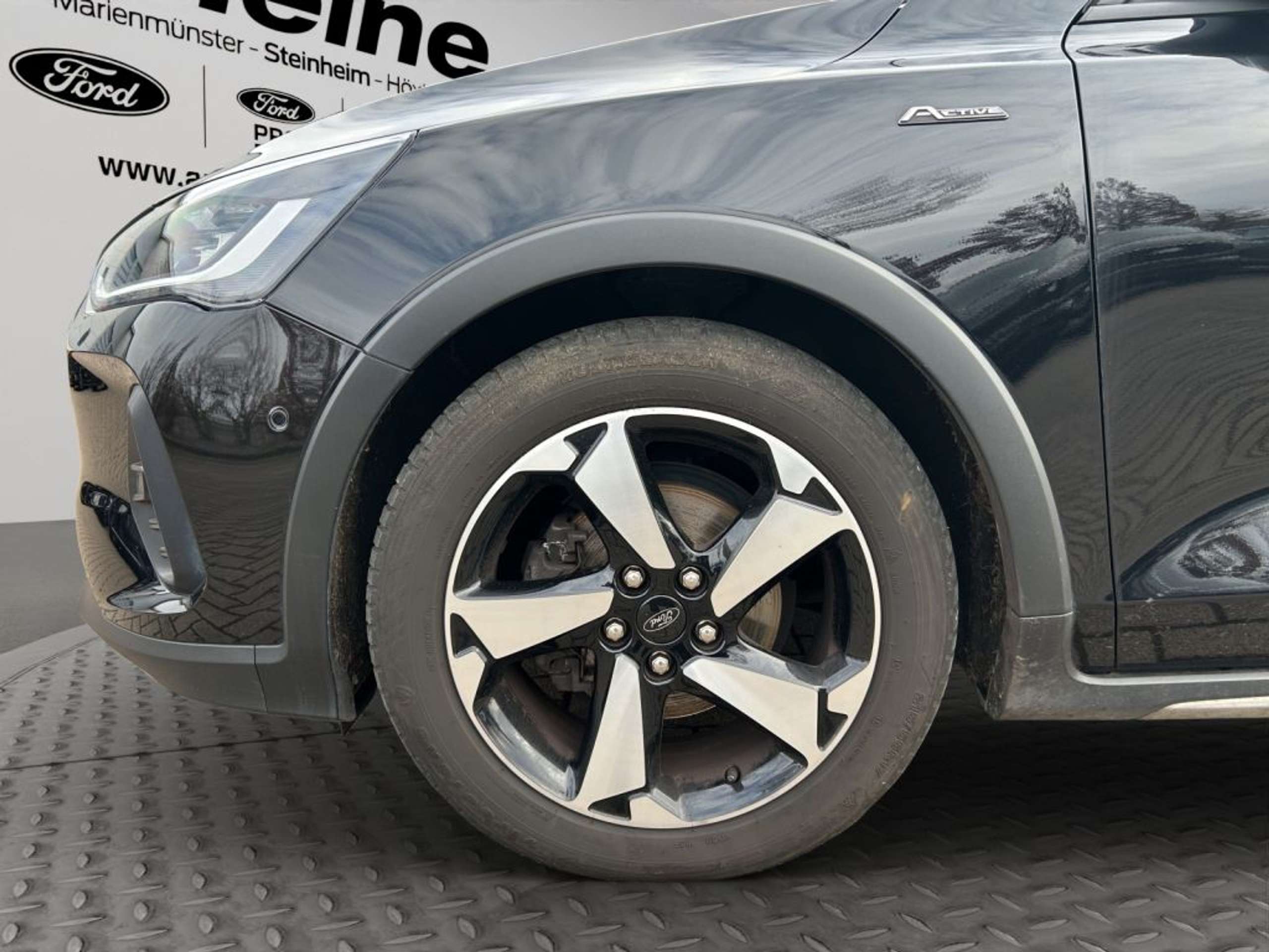 Fahrzeugabbildung Ford Focus ACTIVE 1.5 Ltr. 115 PS *AUTOMATIK*AHK*CARPLAY* - mit KI generiert/bearbeitet