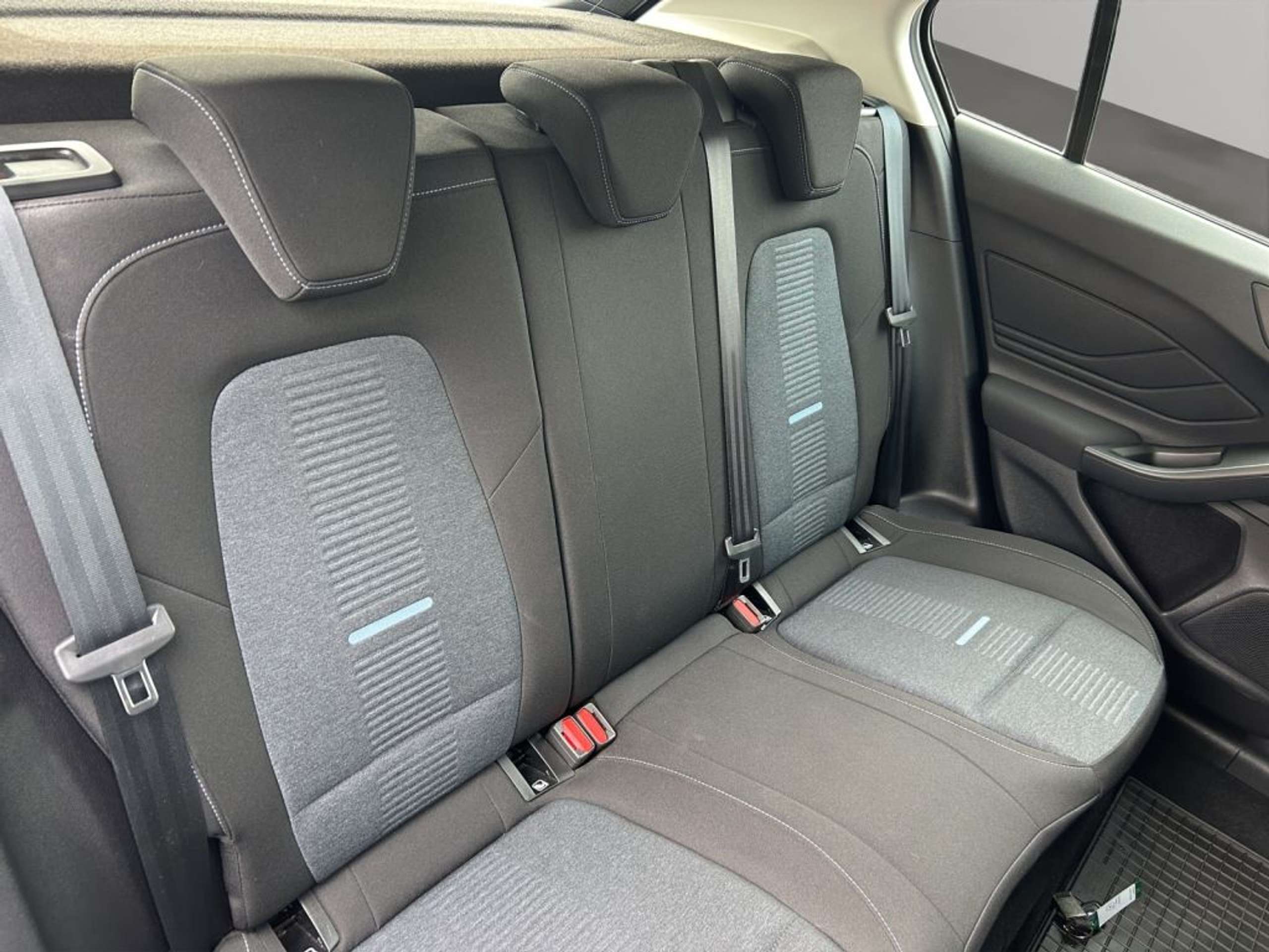 Fahrzeugabbildung Ford Focus ACTIVE 1.5 Ltr. 115 PS *AUTOMATIK*AHK*CARPLAY* - mit KI generiert/bearbeitet