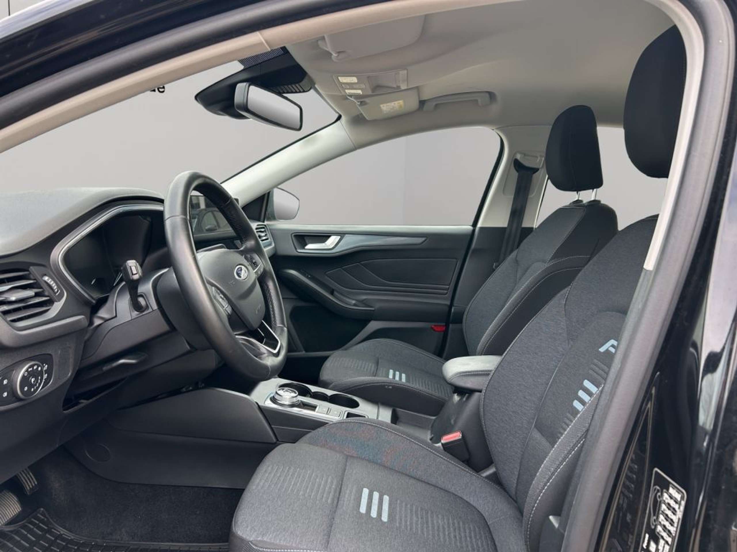 Fahrzeugabbildung Ford Focus ACTIVE 1.5 Ltr. 115 PS *AUTOMATIK*AHK*CARPLAY* - mit KI generiert/bearbeitet