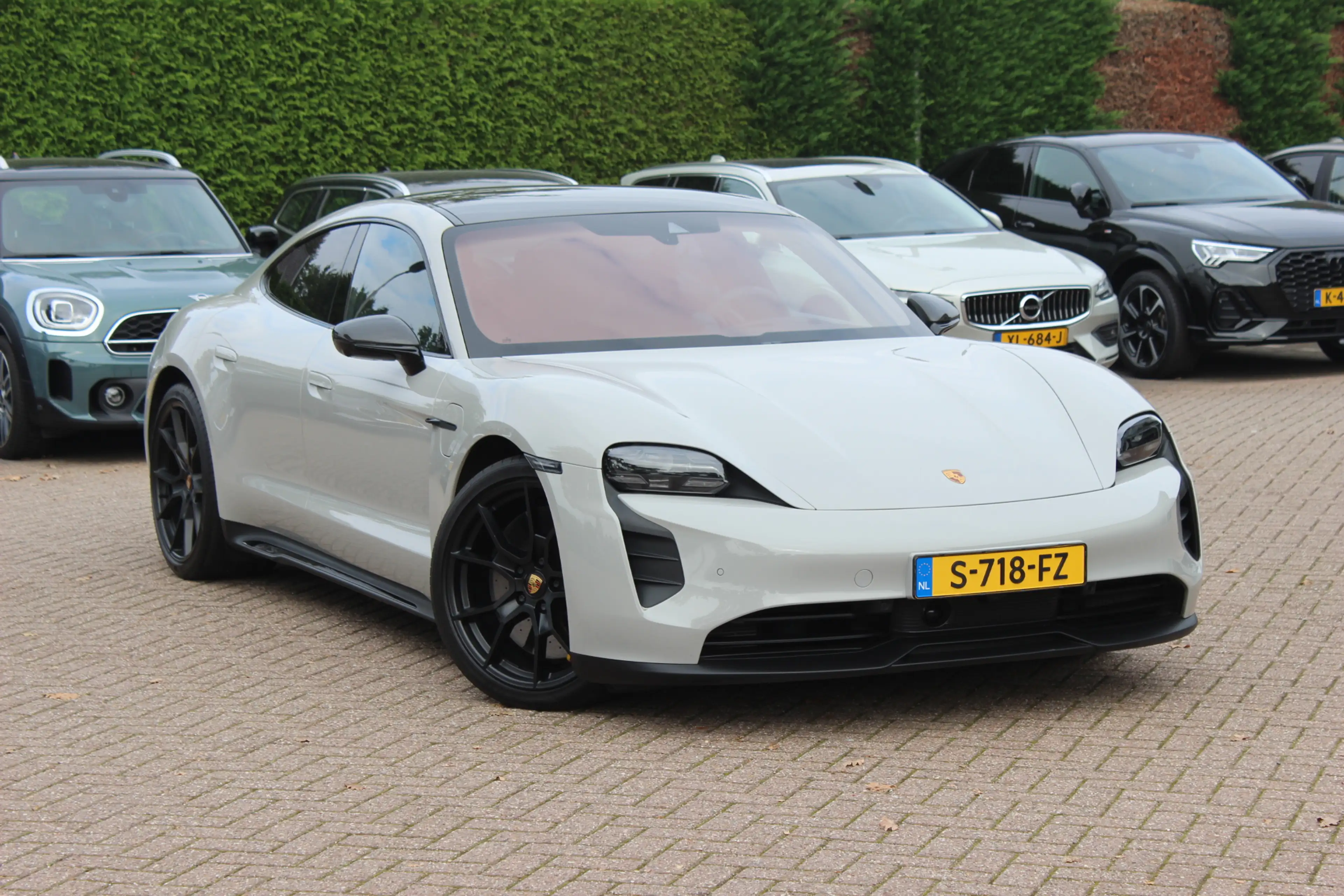 Porsche Taycan GTS 93 kWh / SoH 89,2% / Keramisch / Panoramadak /