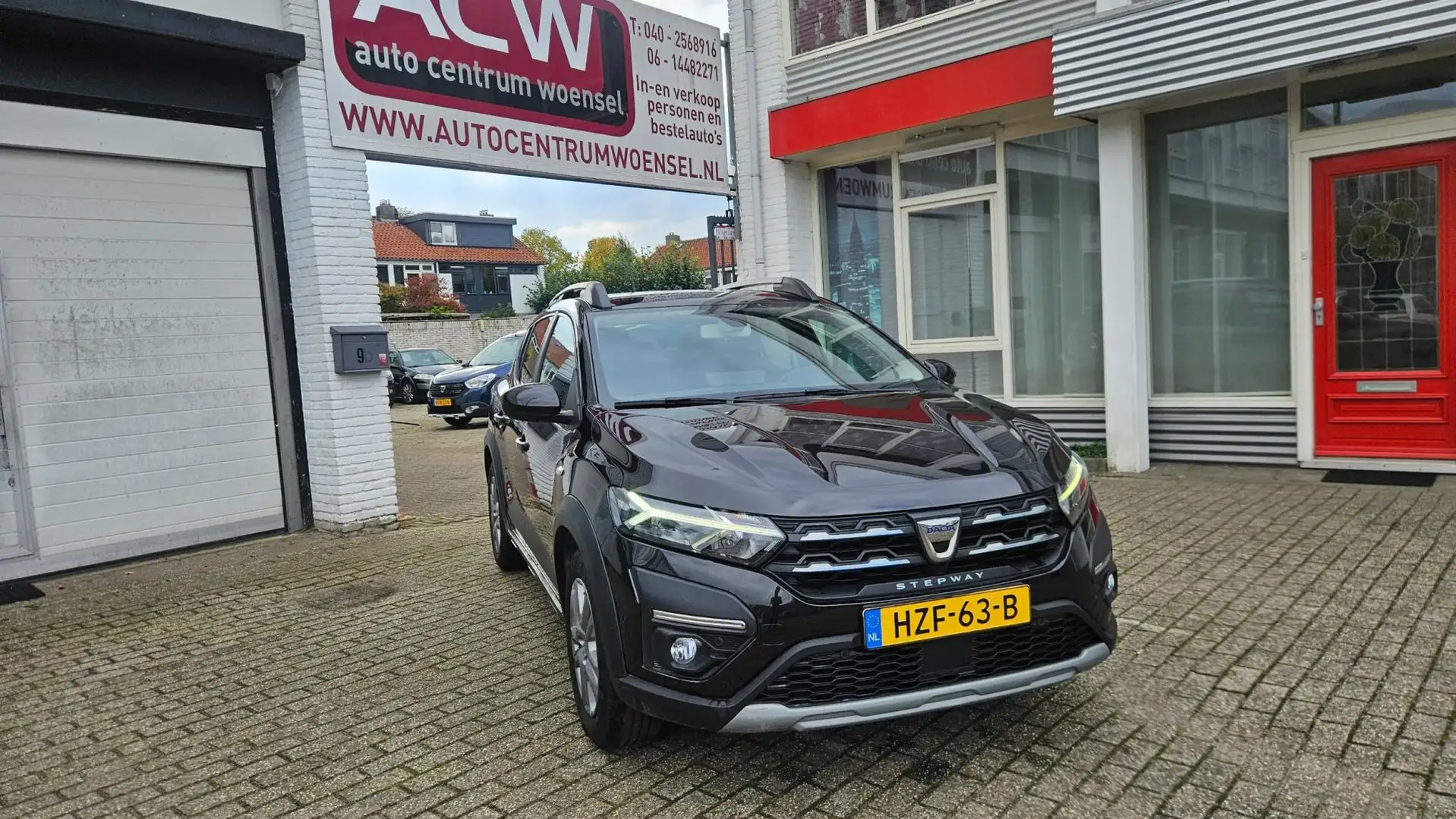 Dacia Sandero Stepway 1.0 TCe 90 Comfort Zwart - 1