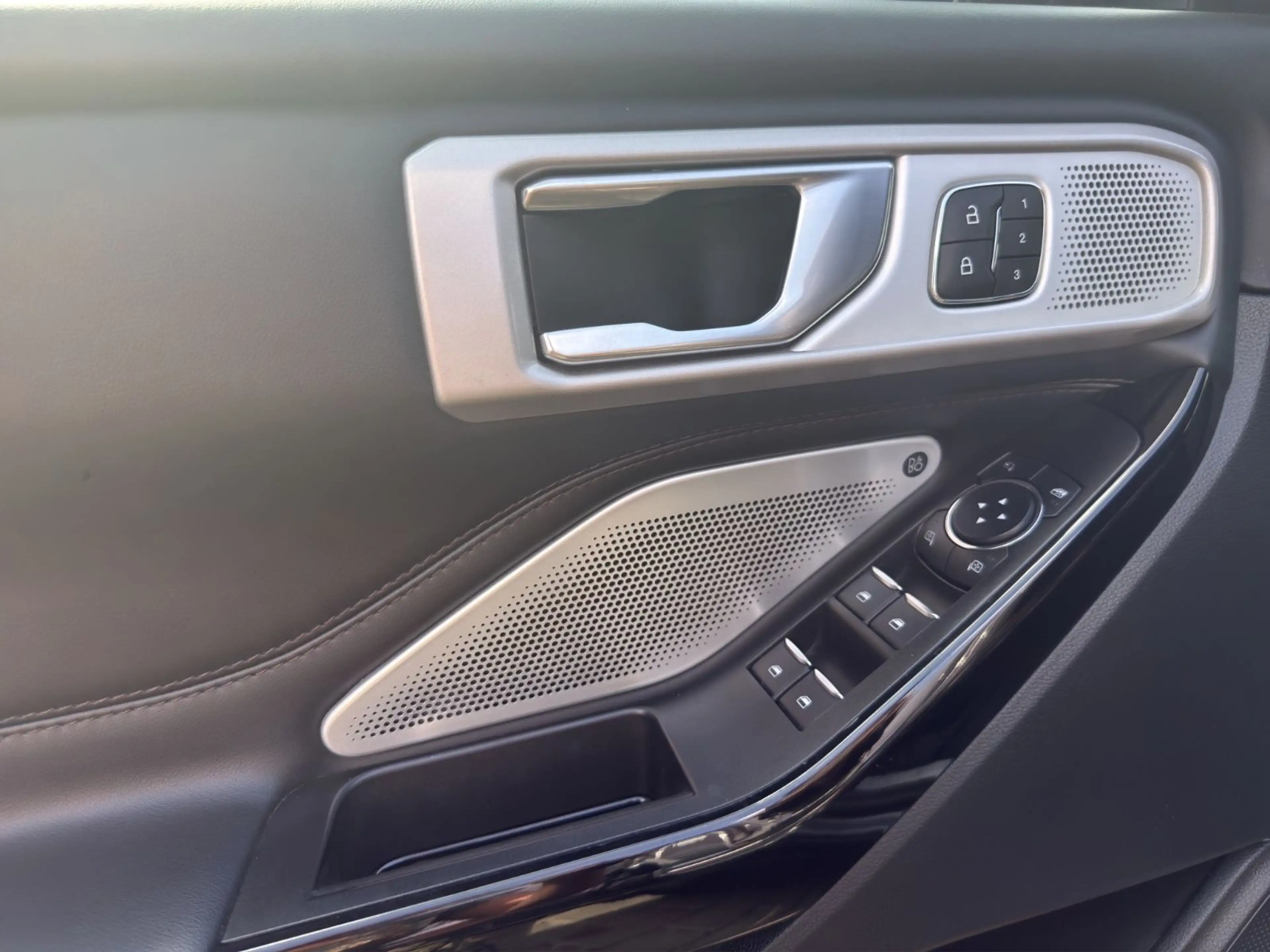 Ford Explorer Platinum Plug-in-Hybrid 4x4*Pano*B&O* — photo 10