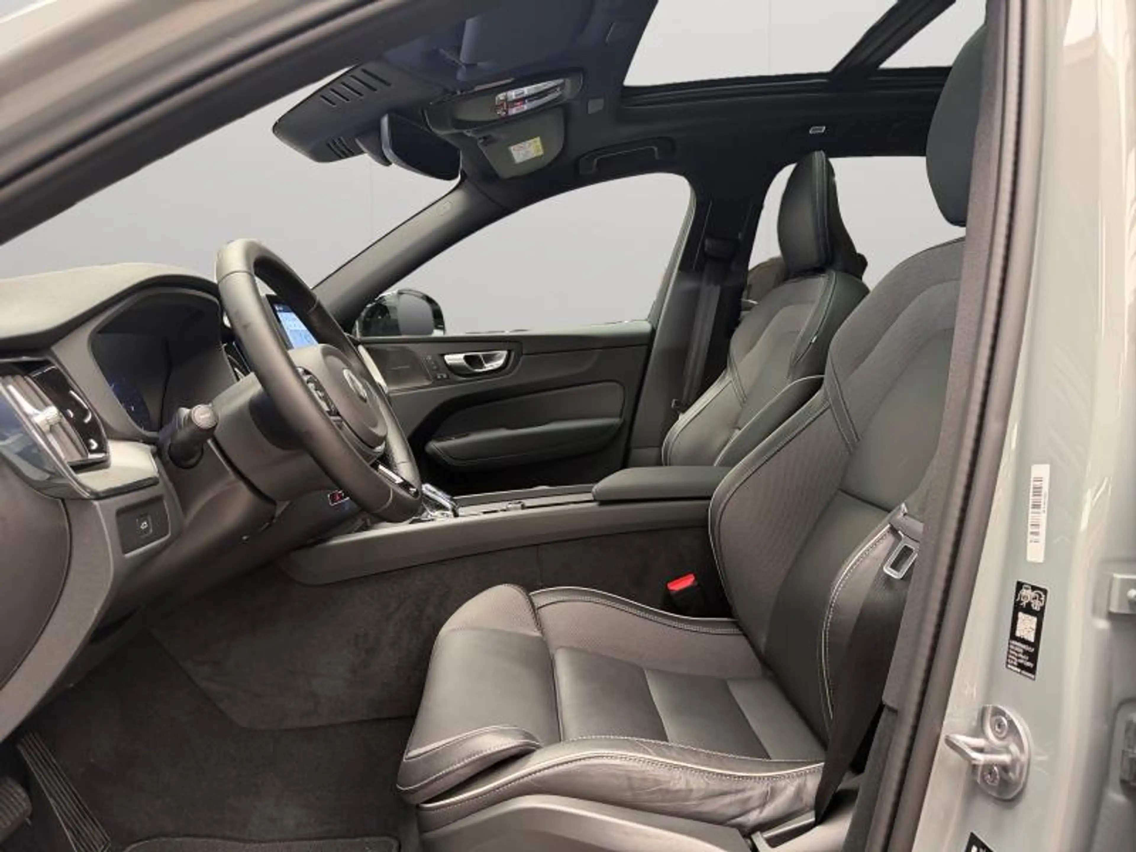 Volvo XC60 Facelift B5 AWD Plus Black Edition / Essence 2026 — photo 9